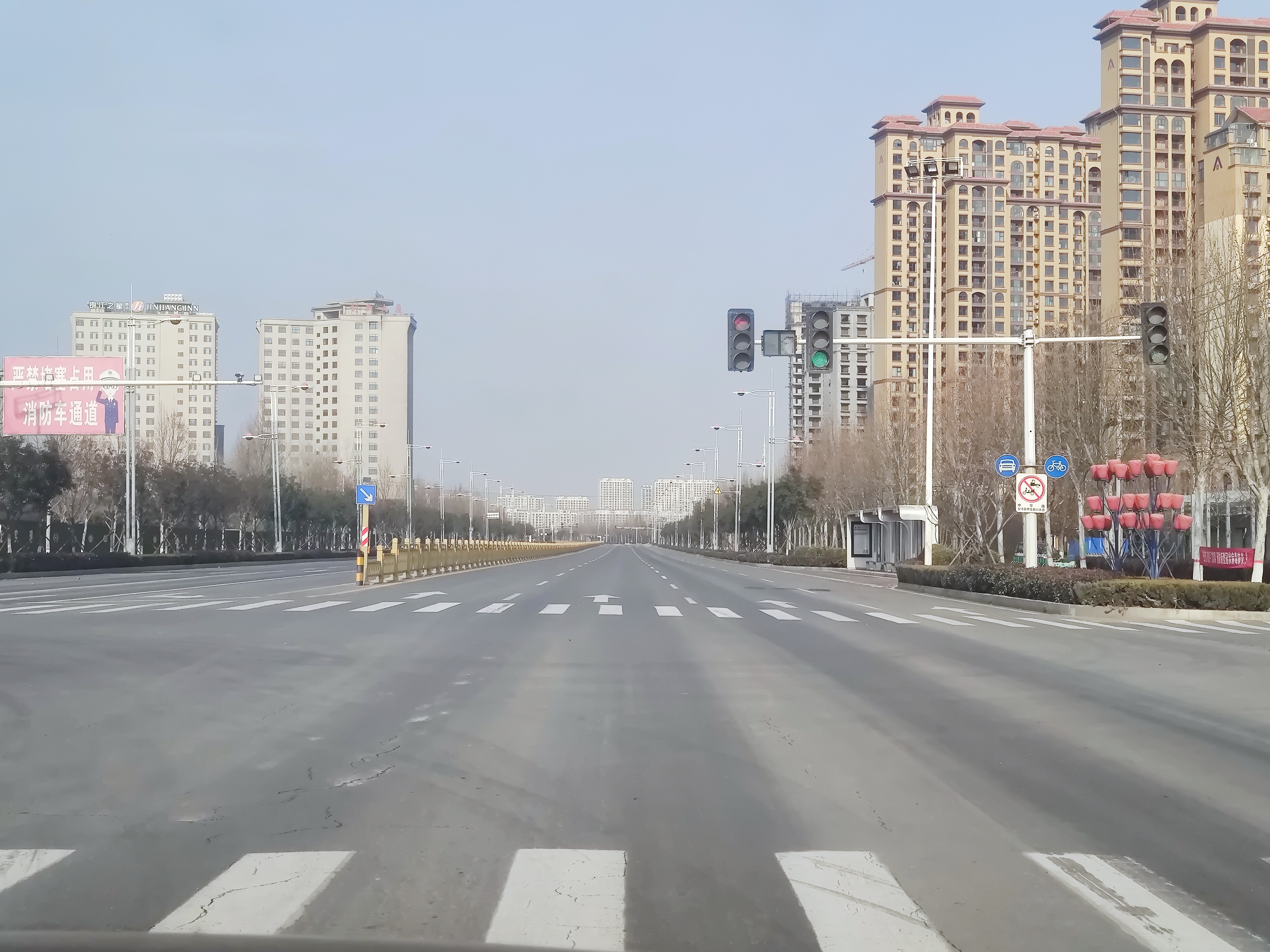 记者实地探访汤阴县城：街头空无人烟 居民排队做核酸保持距离