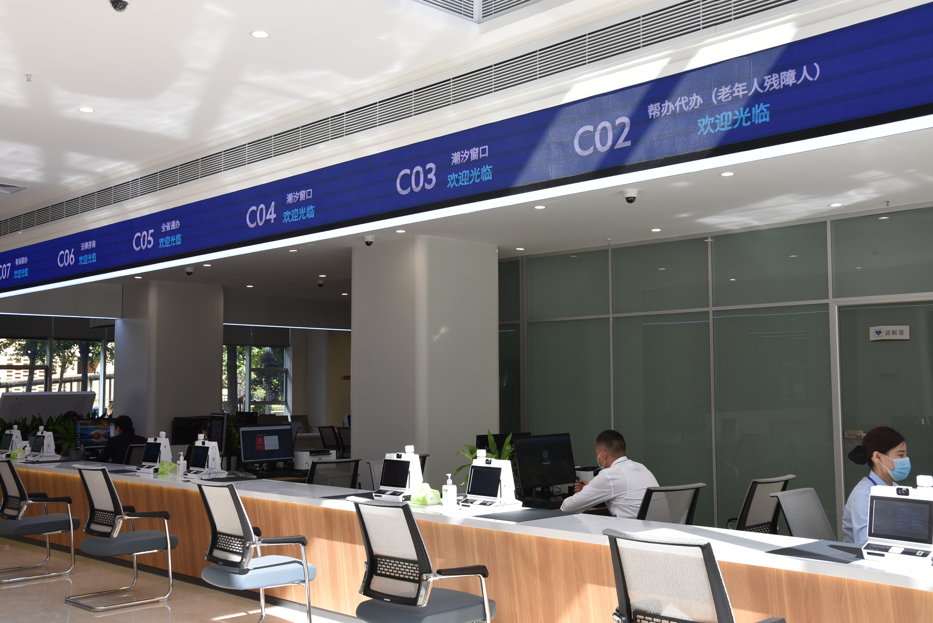 一窗受理 不见面审批"中心前台统一收件,统一出件,办事全程不用见面.