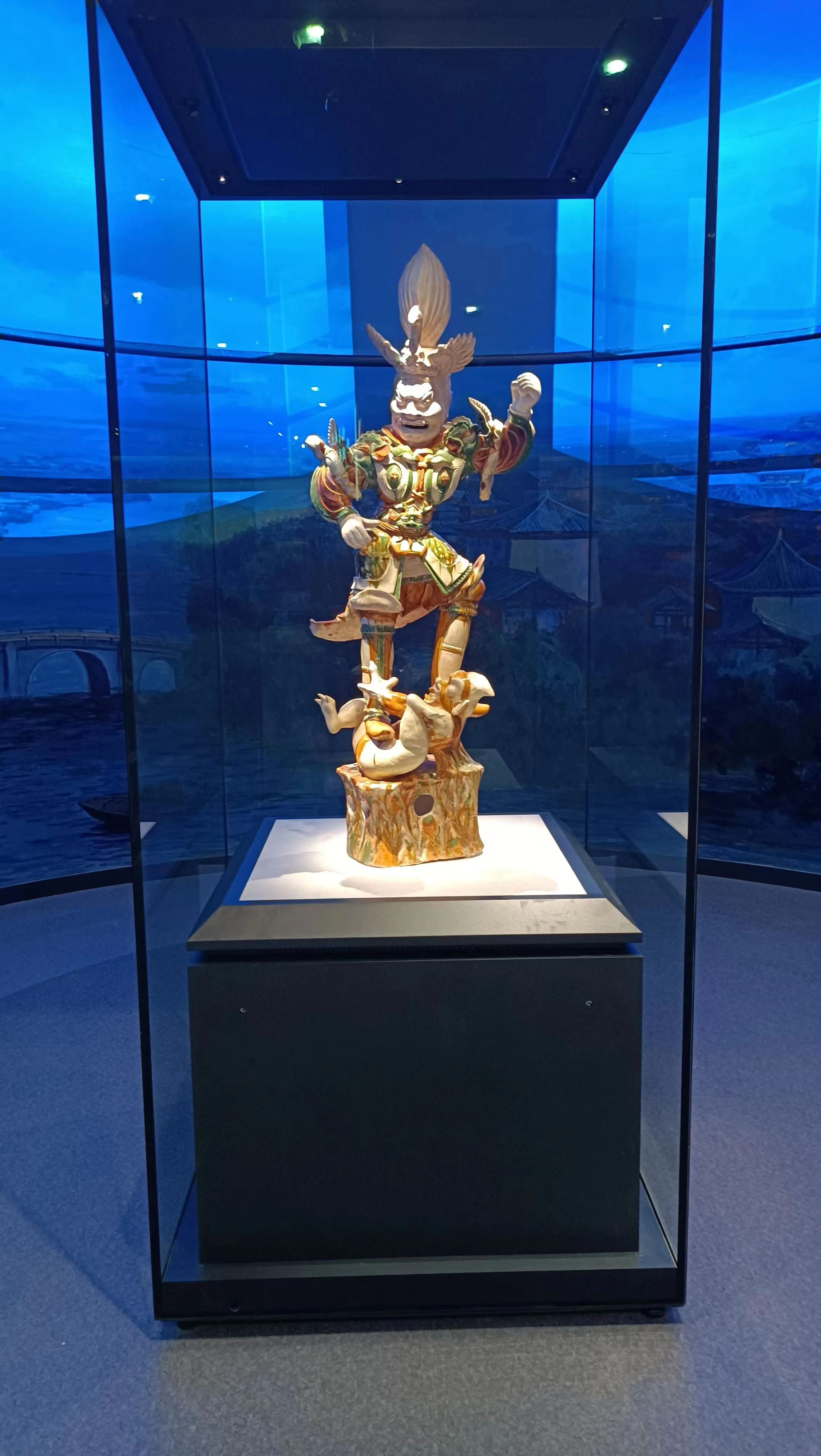 洛阳出土尺寸最大三彩俑高达1.2米