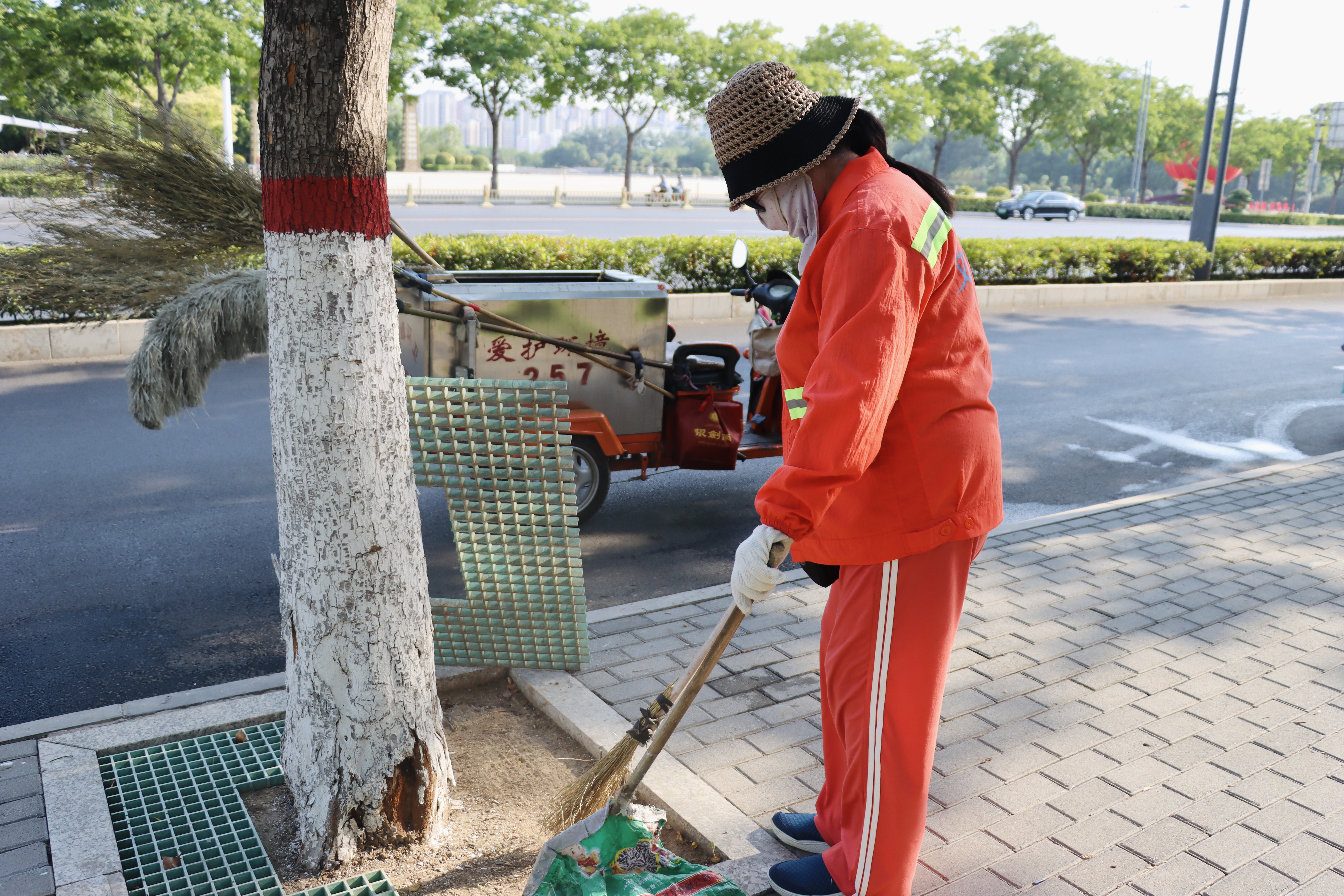 高温下的劳动者环卫工人头顶热浪守护城市颜值