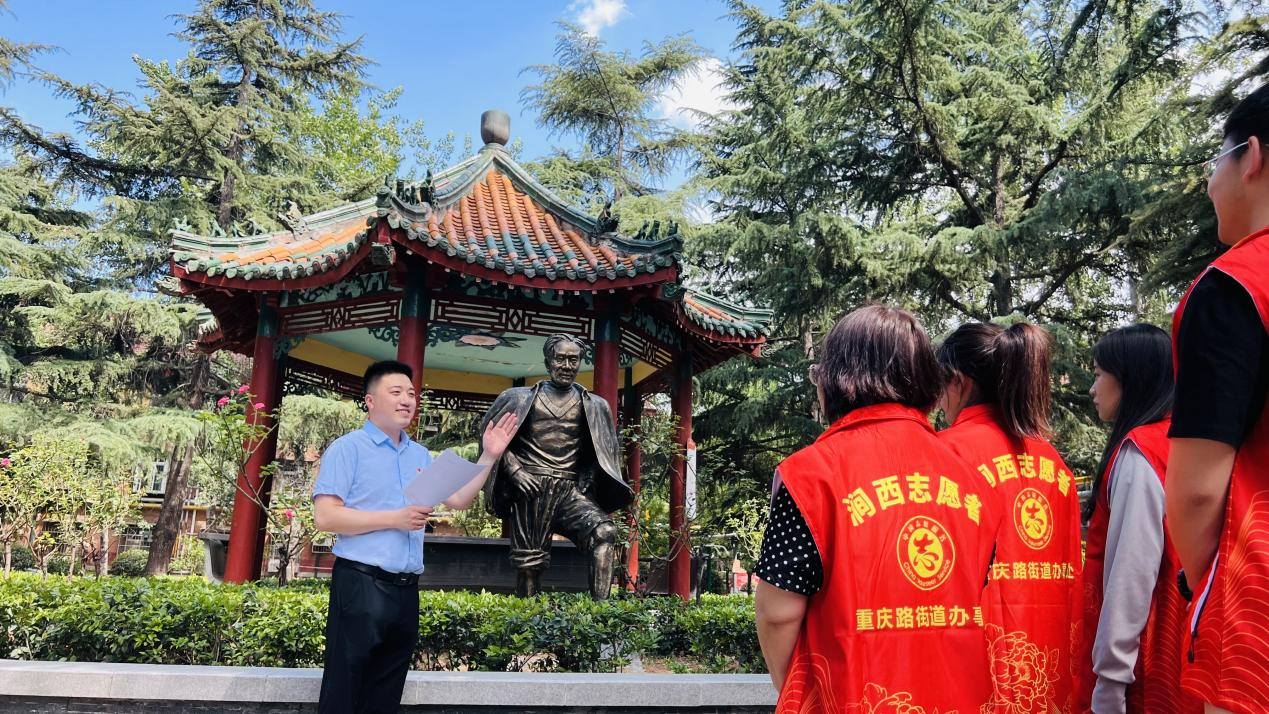 河南省洛阳市涧西区组织辖区年轻的纪工委书记等组建党风廉政建设宣讲“轻骑兵”，把宣讲场地从“大礼堂”搬到”小广场”，用最接地气的方式深入浅出地宣讲党和政府的方针政策，用“青言青语”激发基层干部干事创业热情。（河南省洛阳市涧西区纪委监委 蔡璐璐 摄）.png
