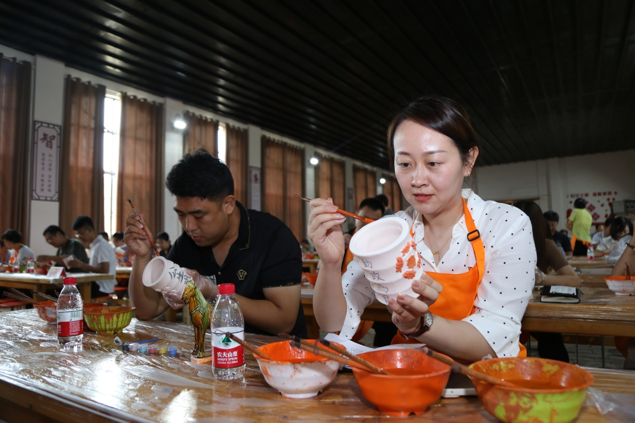洛阳市孟津区纪委监委将廉洁文化与国家级非遗唐三彩烧制技艺相融合，充分挖掘唐三彩烧制技艺中的廉洁文化元素，打造唐三彩廉洁文化园区。图为该区纪委监委组织年轻科级干部在园区内创作唐三彩廉洁文化作品。（拍摄者：吕晓鹏）.png
