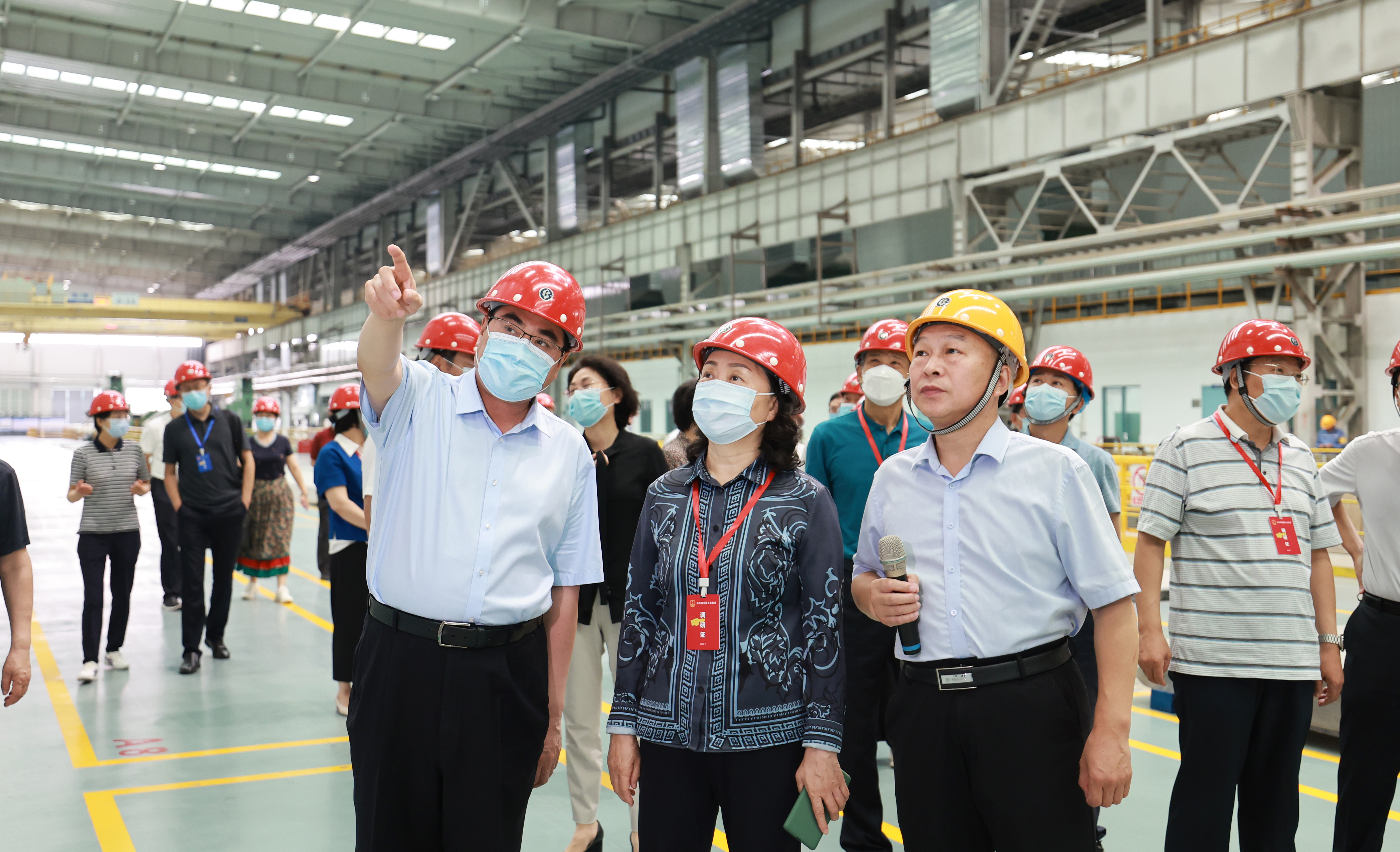 副主任张晓燕,副市长孙淑芳和市人大常委会秘书长任晓云参加调研