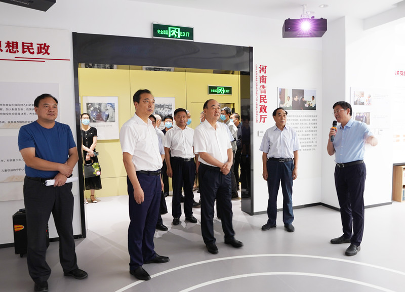 16.参观省民政厅党建阵地.jpg