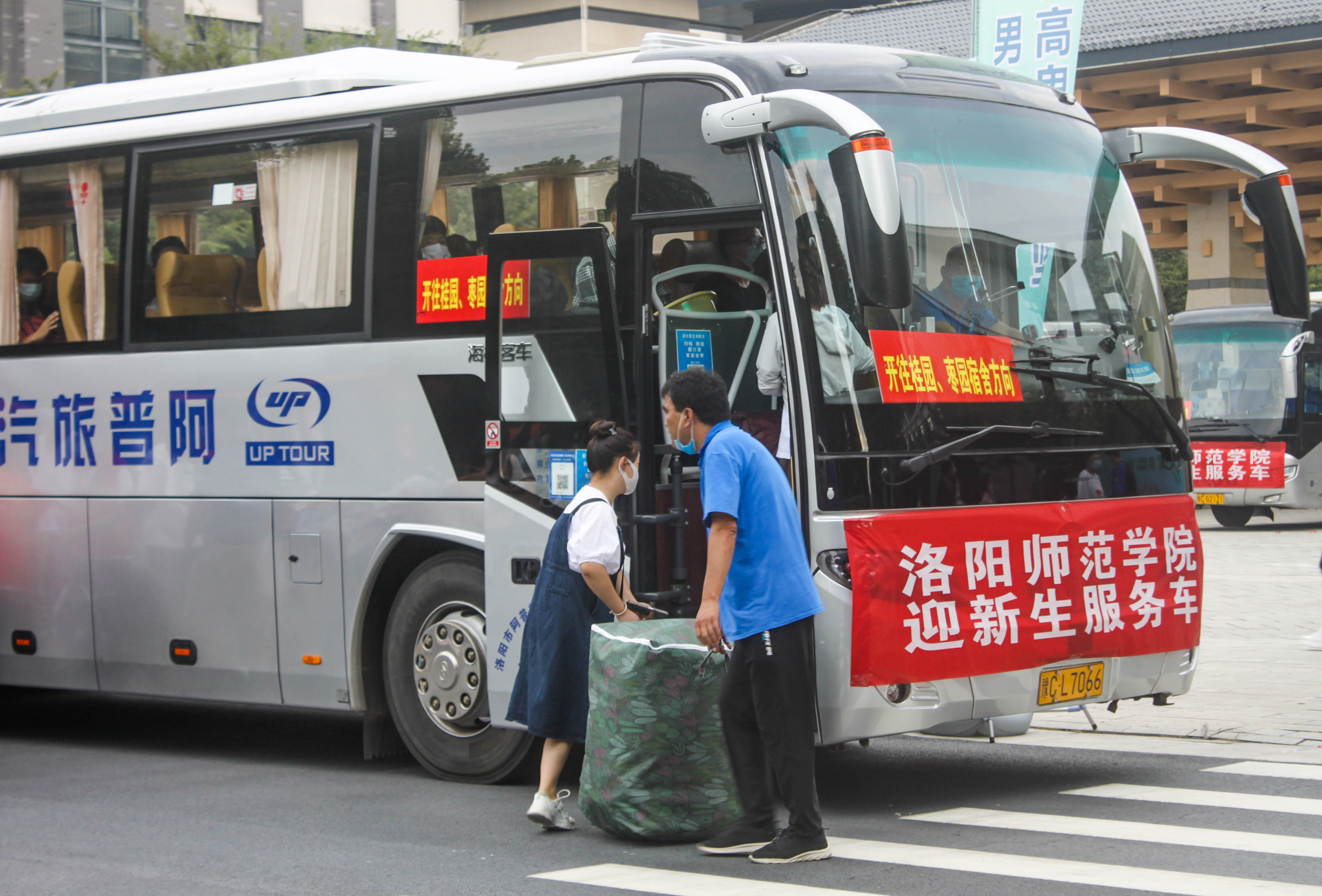 8学校安排大巴车免费为新生运送行李  谭璐摄.jpg