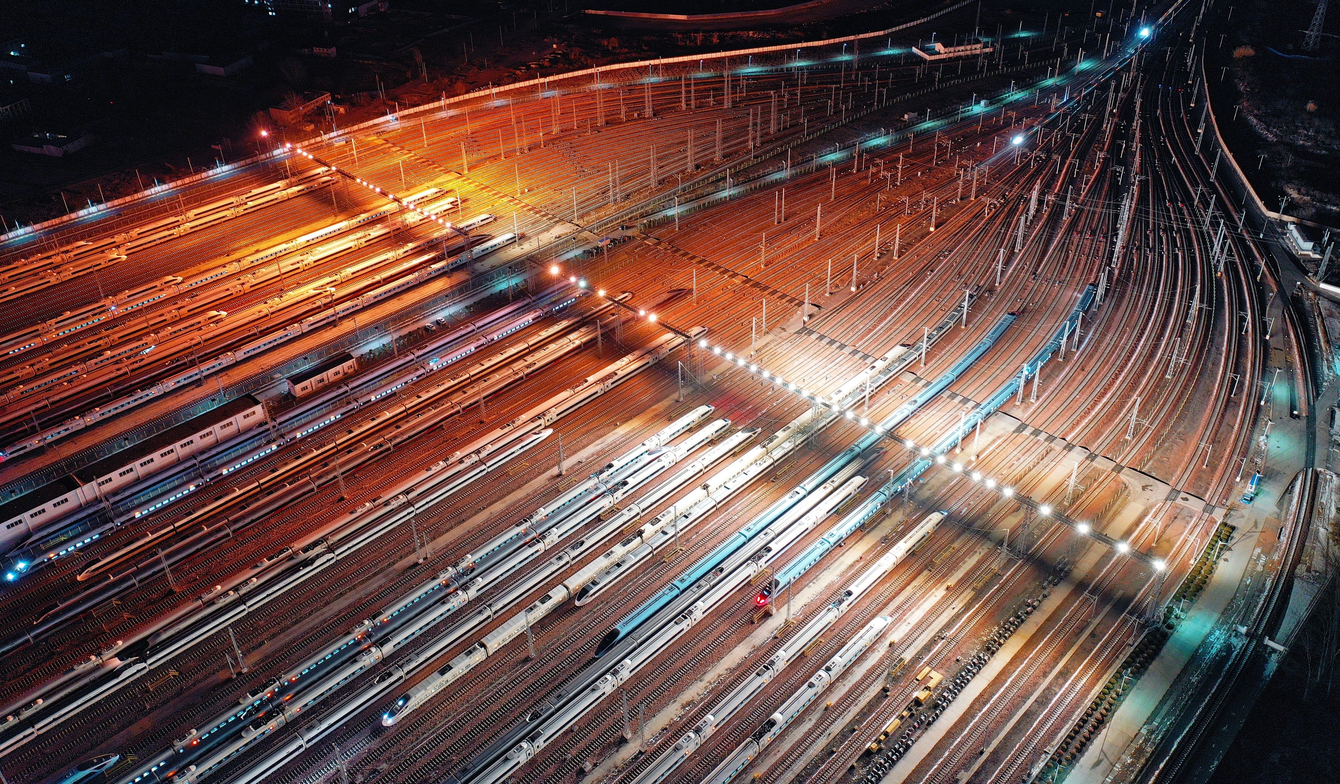 全国首个米字高铁枢纽人气归来郑州东站春运高峰日均客流达12万人次