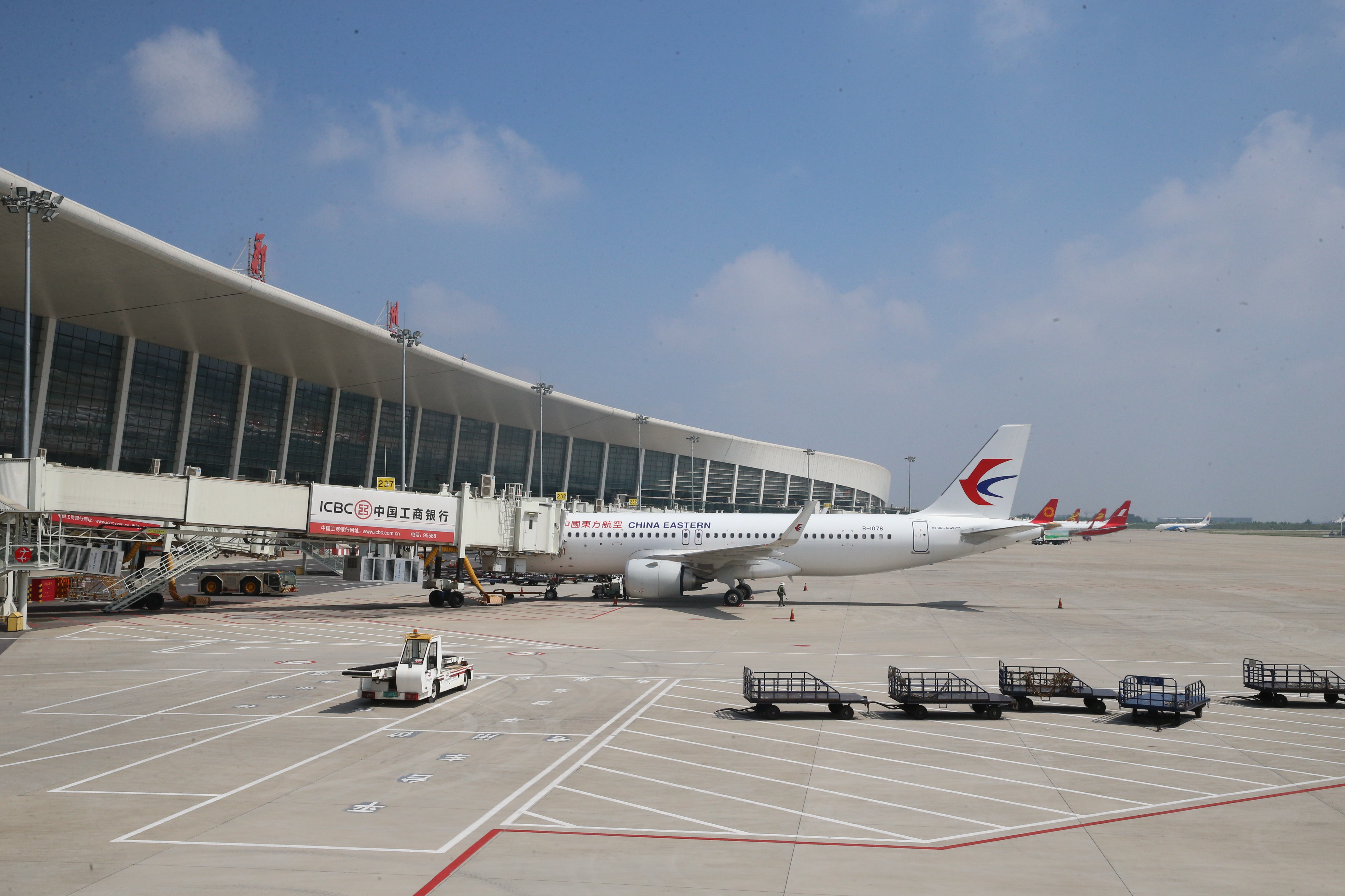 2015年12月,郑州新郑国际机场二期工程投入运营,成为中部地区首个拥有