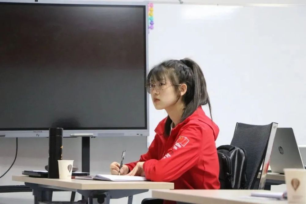 央媒觀豫丨00后河南打工妹問鼎世界冠軍，還成了學校最年輕的教師