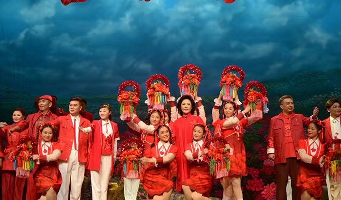 豫剧节丨黄河岸边盛开“中国红”