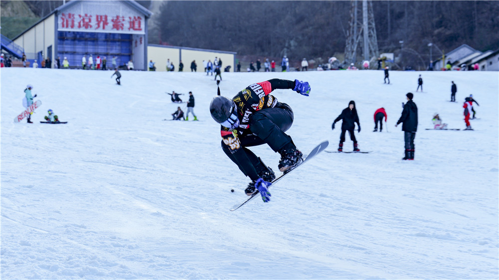 洛阳栾川伏牛山滑雪度假乐园内，游客在滑雪体验冰雪乐趣.jpg