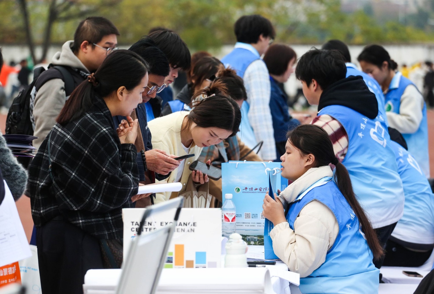 平顶山学院学生志愿者服务双选会（摄影贺一凡）.jpg