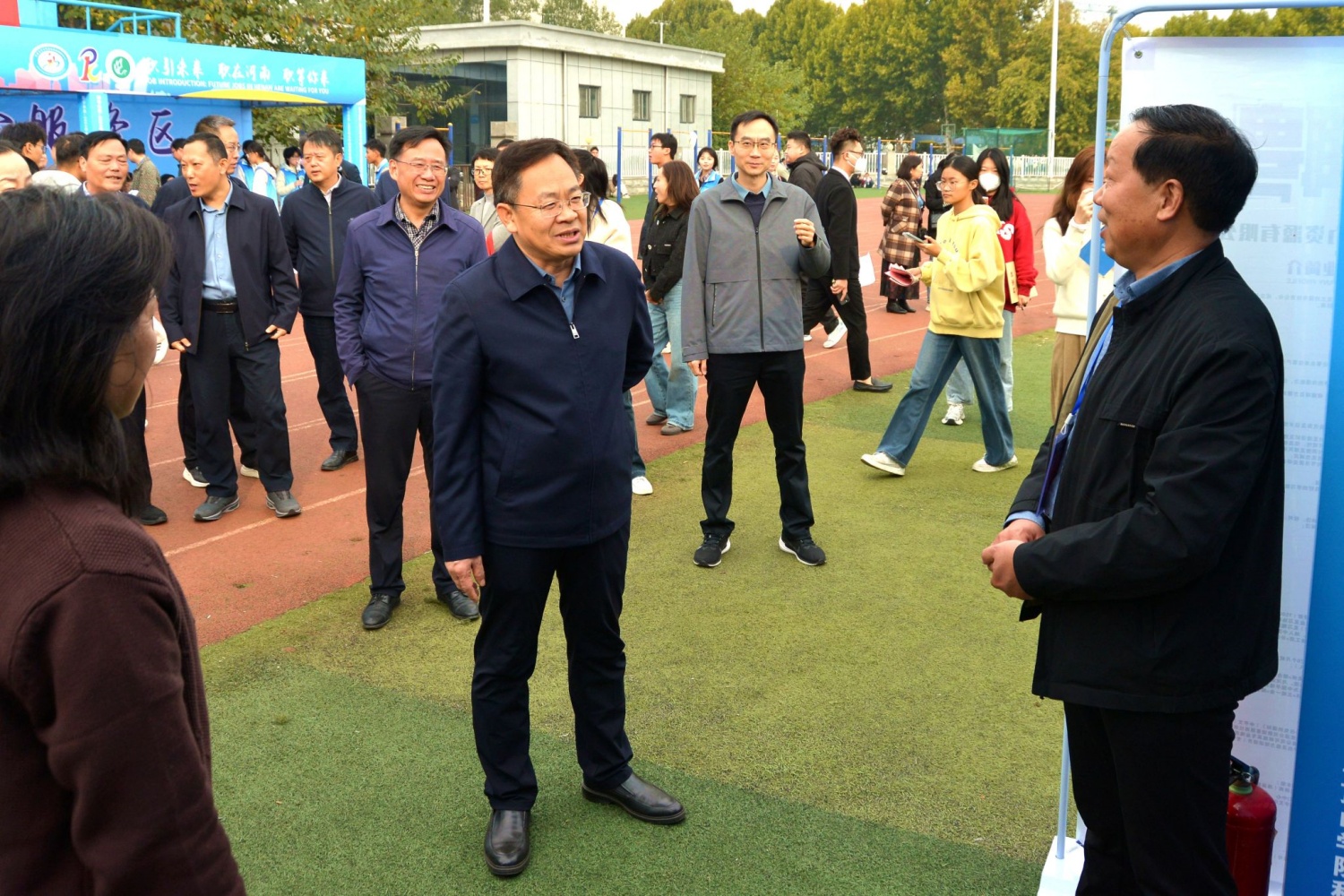 平顶山学院校长郭秋平到招聘会现场指导工作（摄影邵靖然）.jpg