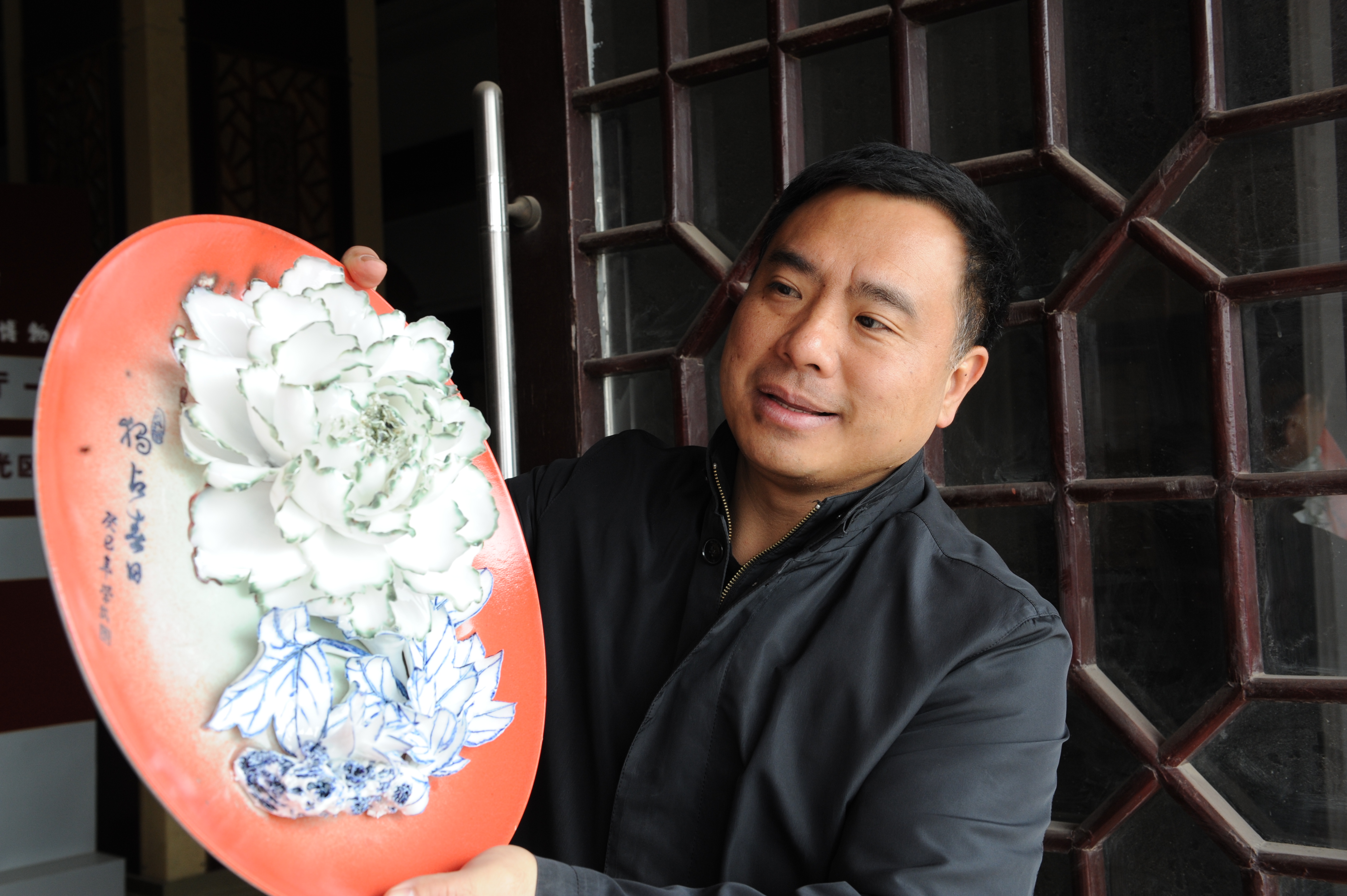 李学武展示成品牡丹瓷.jpg