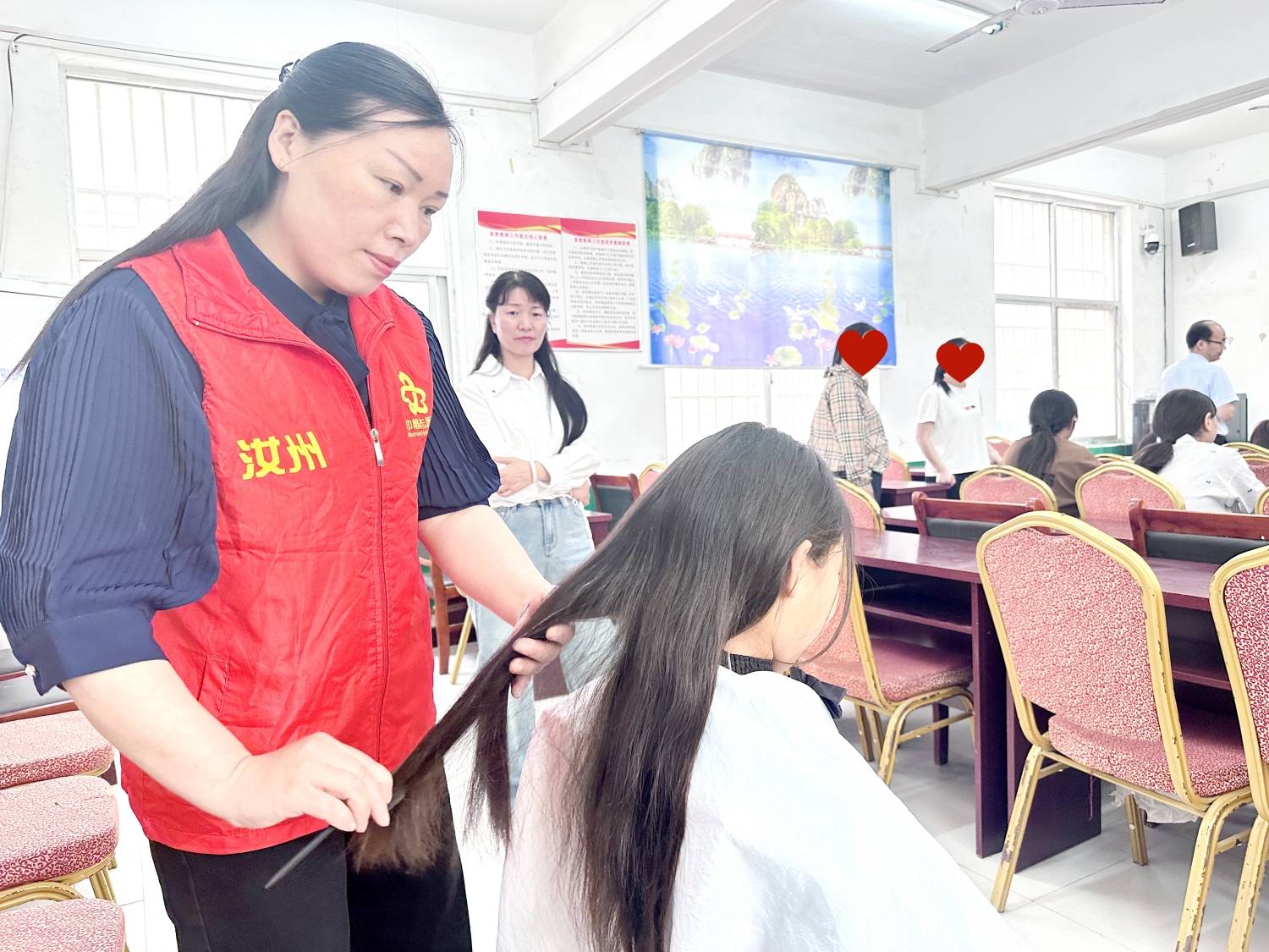 为学生剪发.jpg