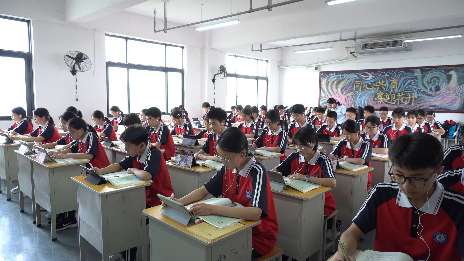 学生们正在利用AI智能学习系统上课.jpg