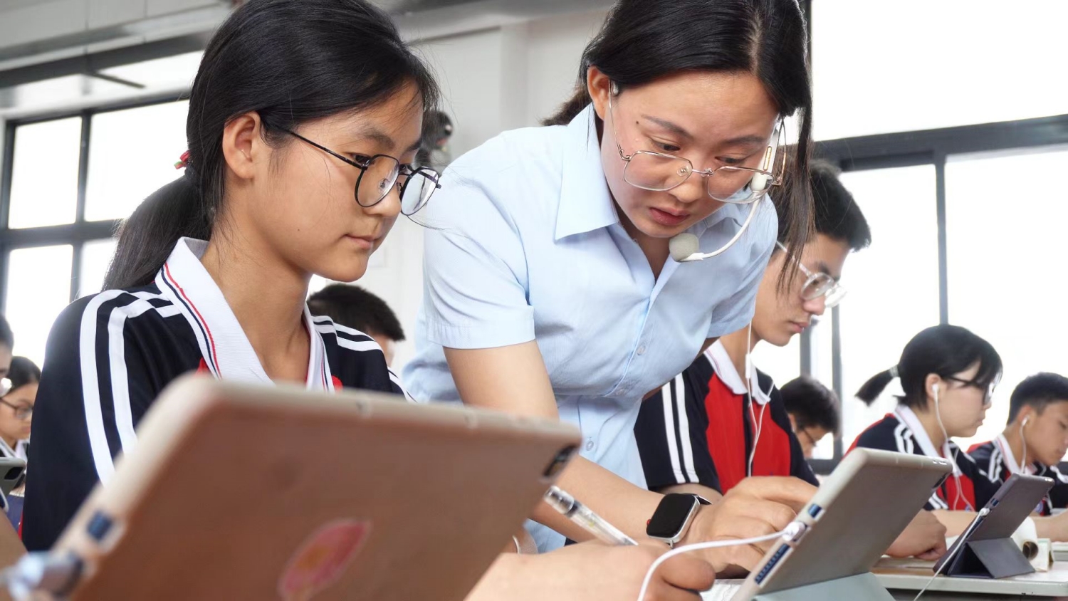 教师在为学生答疑解惑.jpg