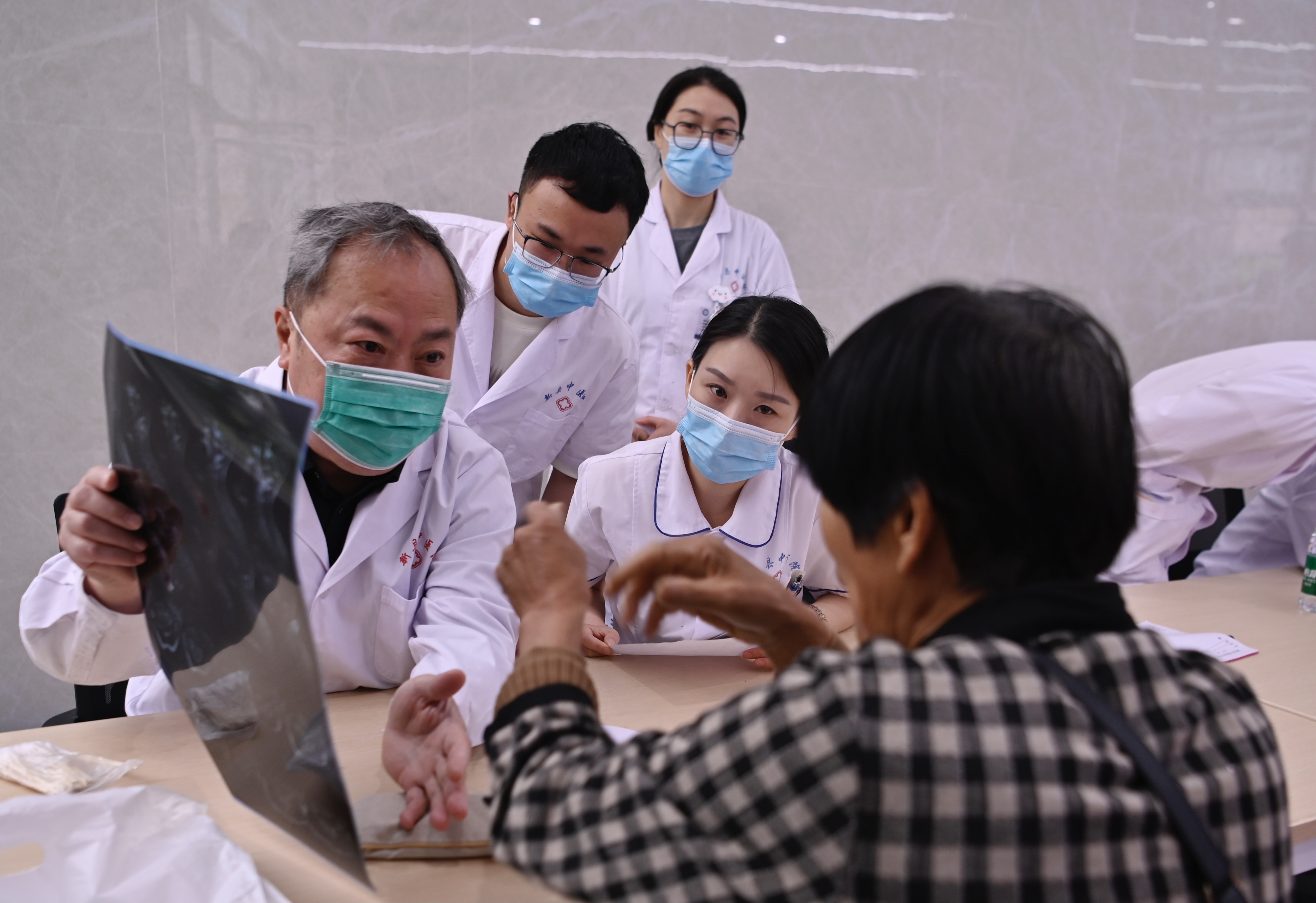 专家现场答疑（焦汉平 摄）.jpg