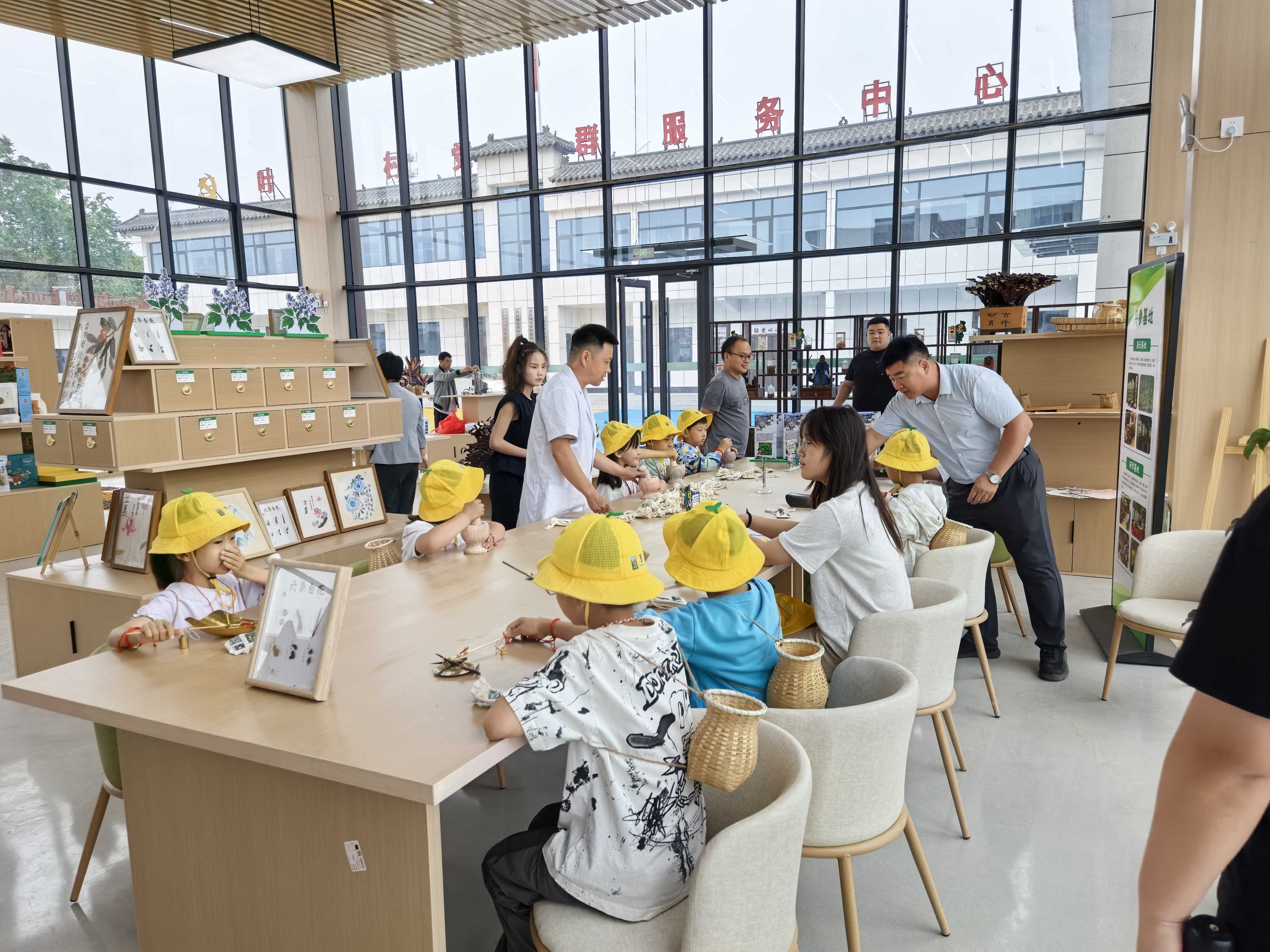 5月31日，嵩县城关镇在叶岭村农事服务中心举行非遗香包研学体验活动 王琼雅摄.jpg