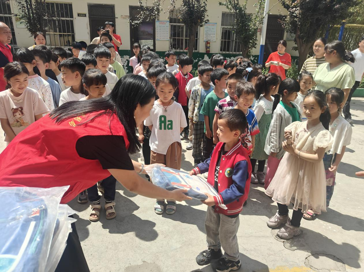 为小学生发放地质灾害防治宣传礼包.png