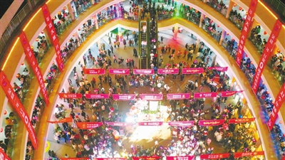 郏县星辰里商业街人气火爆.jpg