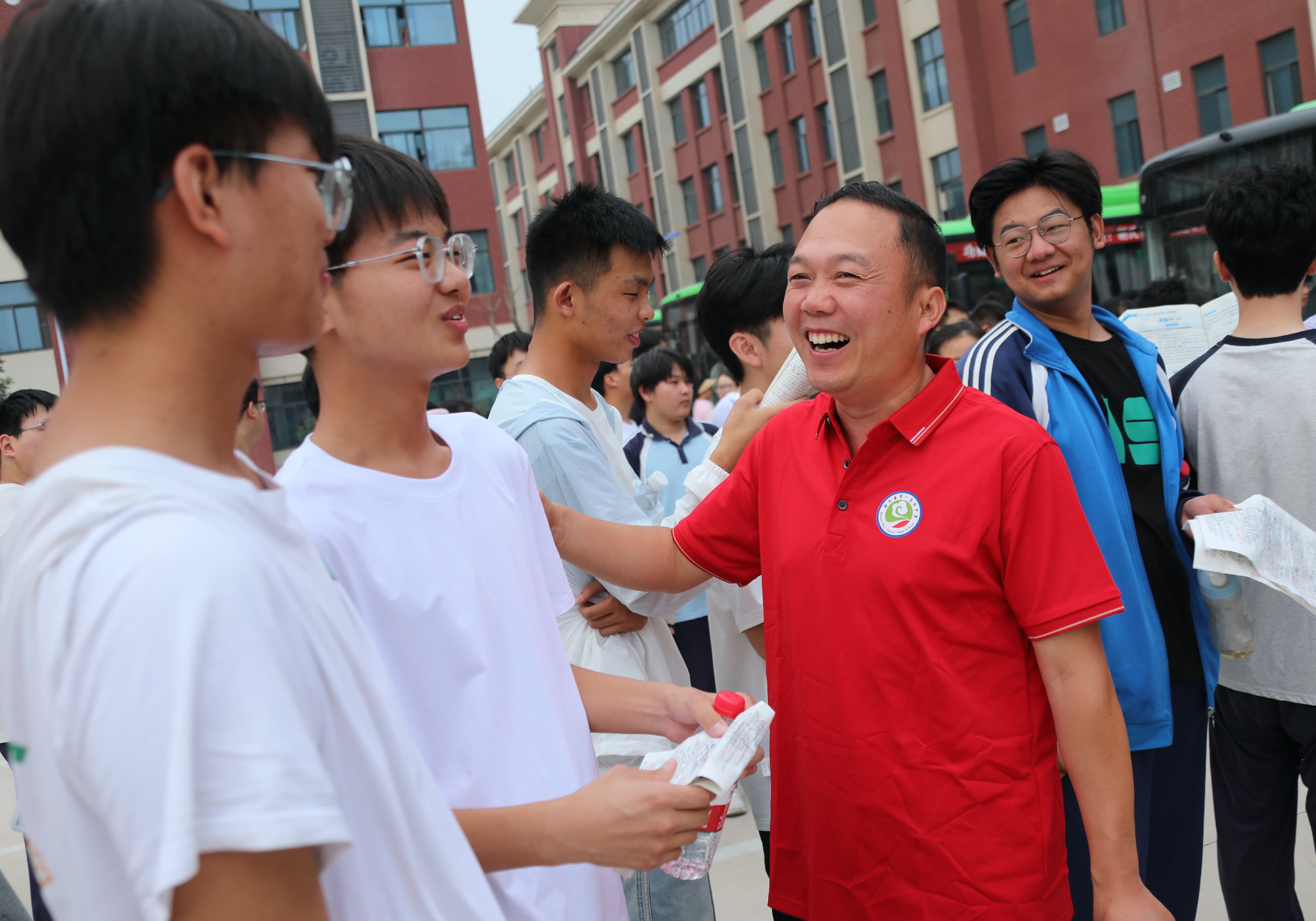 6月7日，尉氏县第一高级中学考点门前，老师身着红衣寓意“开门红”，给考生加油鼓劲，暖心送考。 (4).jpg
