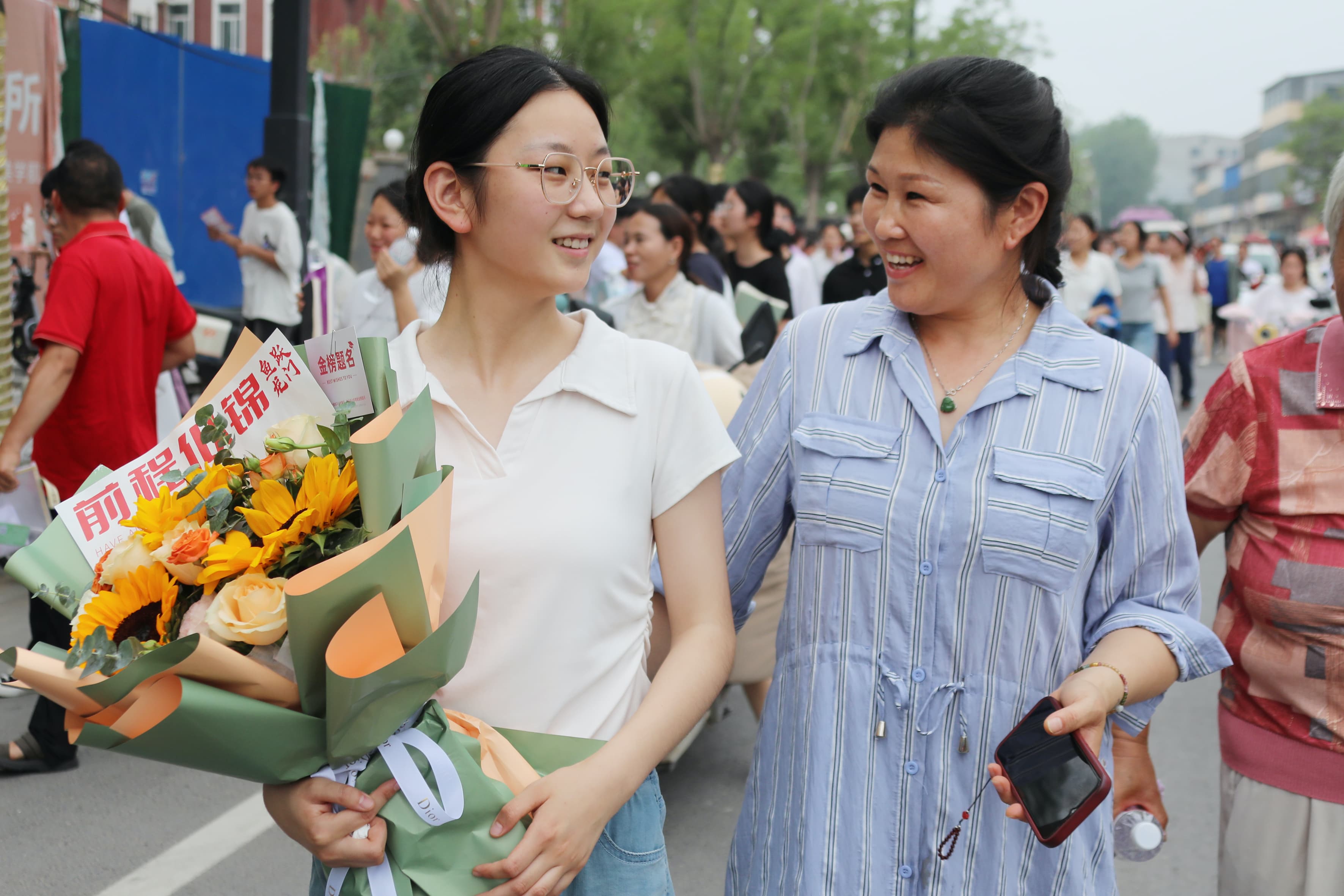2025年6月7日上午11时，在尉氏县实验中学考点，一考生开心接受家人的祝福。.jpg