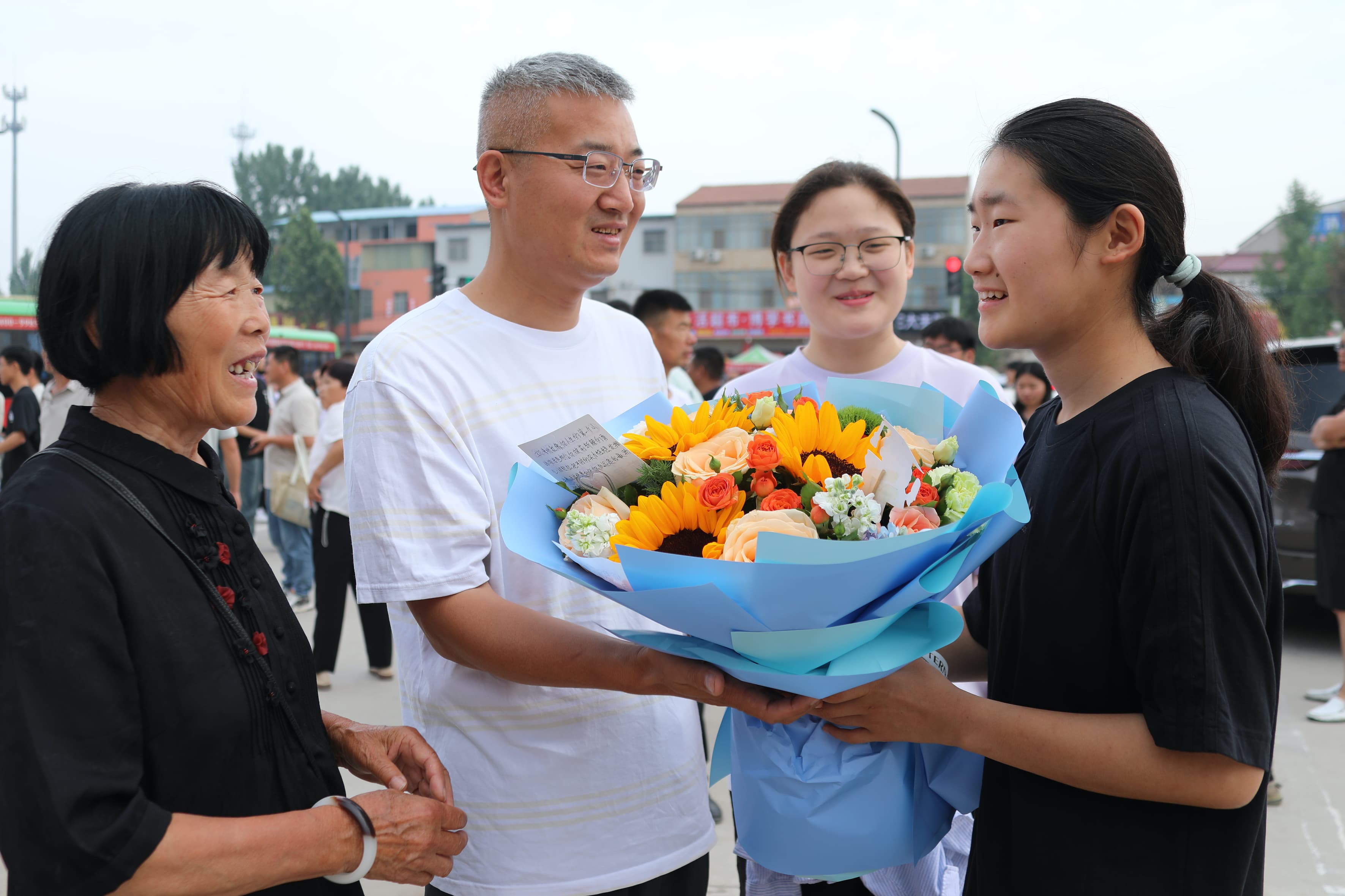 6月7日，尉氏县第一高级中学考点门前，家长给考生送来鲜花，给考生加油鼓劲，暖心送考。 (1).jpg