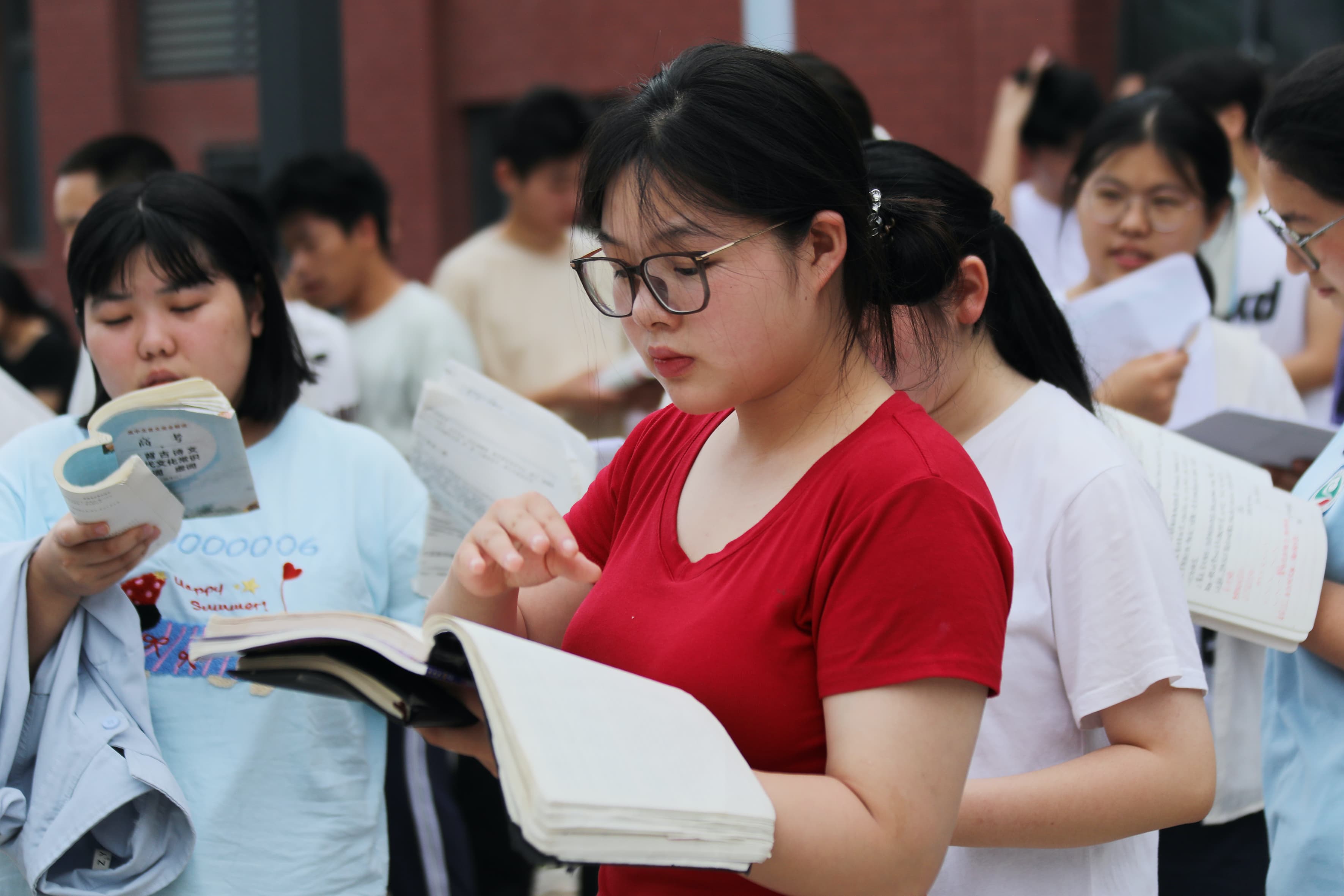 6月7日7时许，尉氏县 第一高级中学考点门前，考生在考前复习。 (2).jpg
