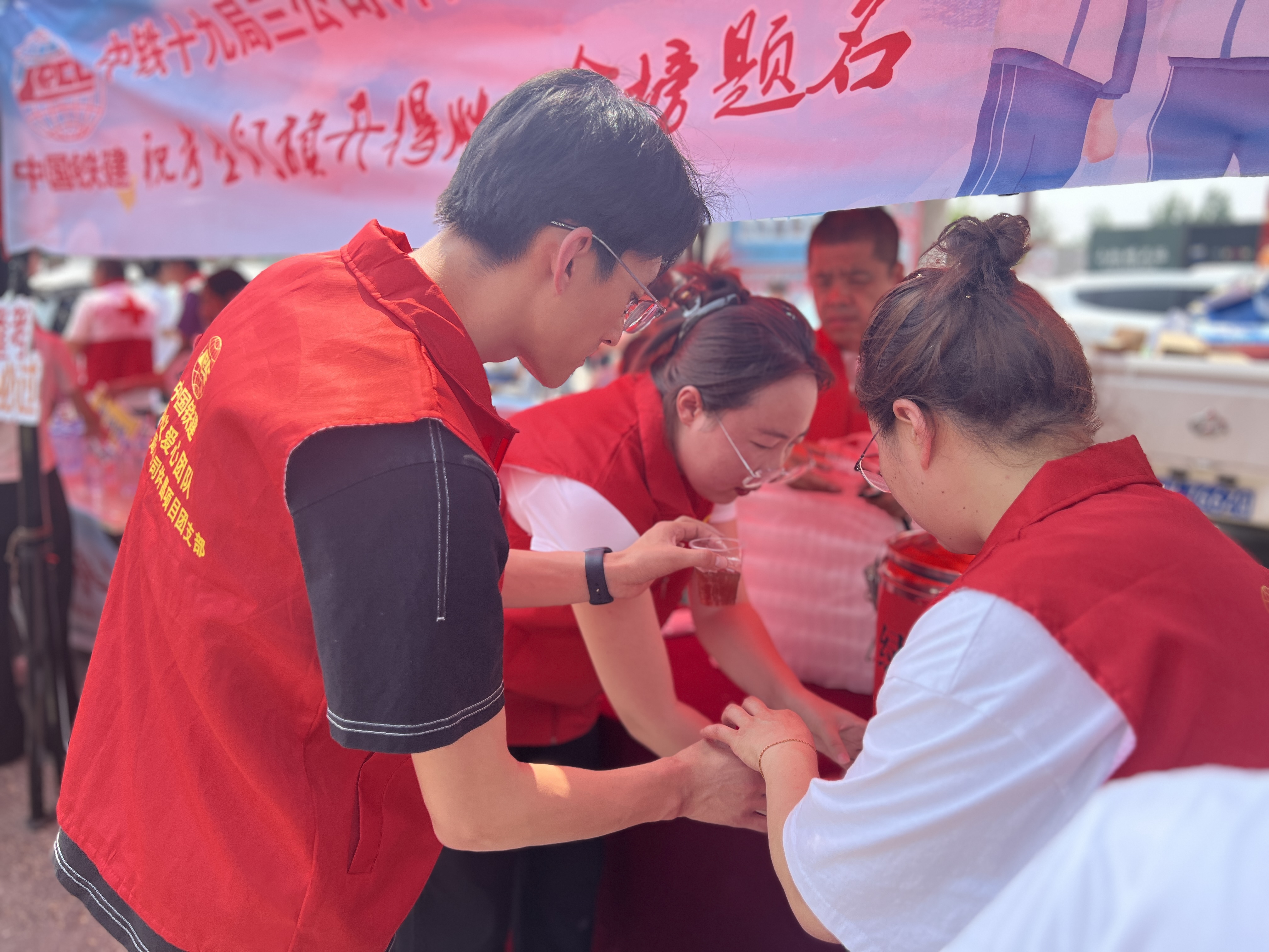 分发酸梅汤.jpg