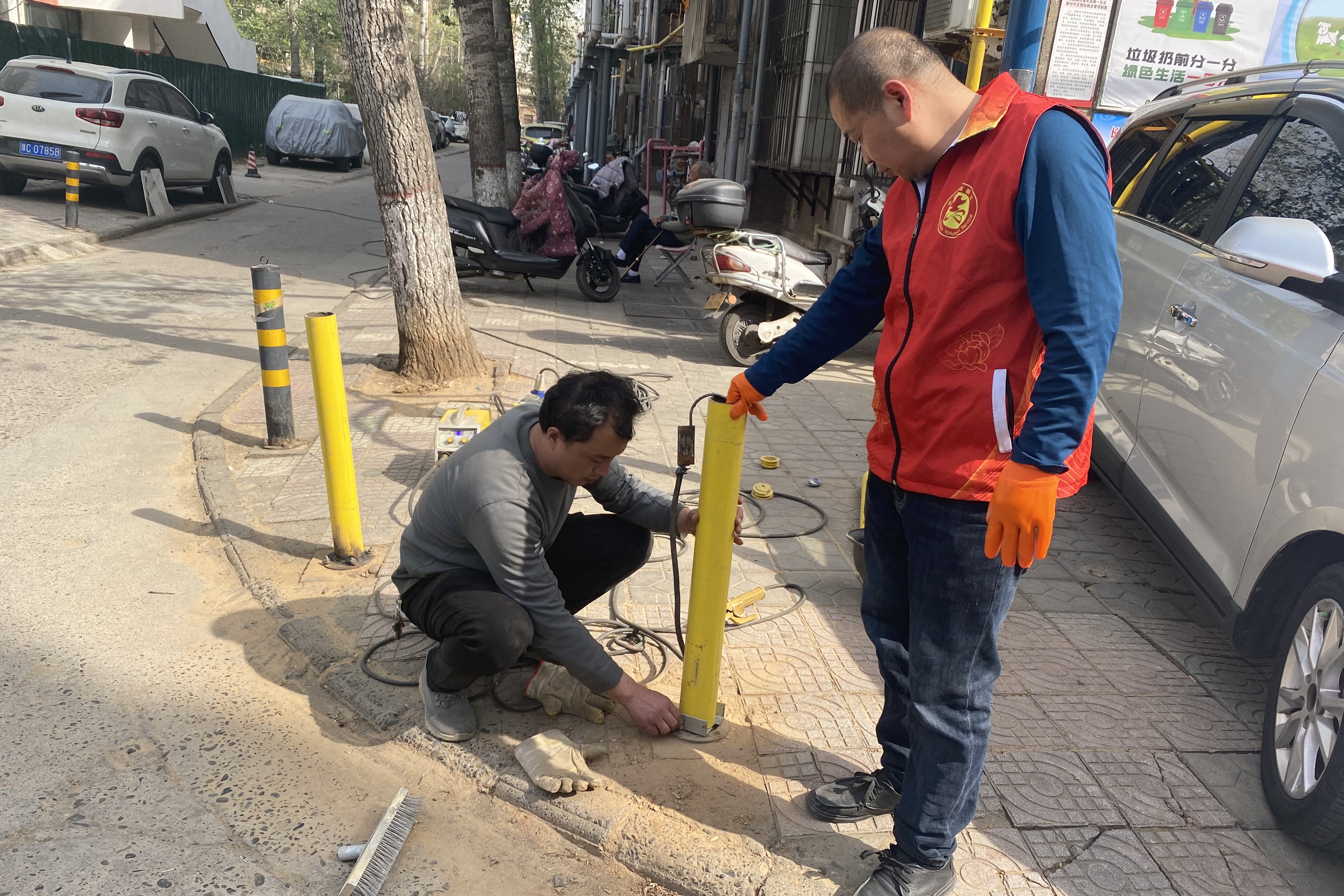 长一社区邻长找来安装工人义务为老人安装防护桩.jpg