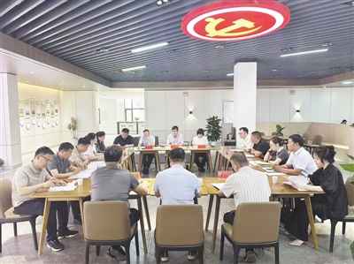 在党企连心服务中心，园区与企业面对面沟通协商，实打实解决企业发展难题。.jpg