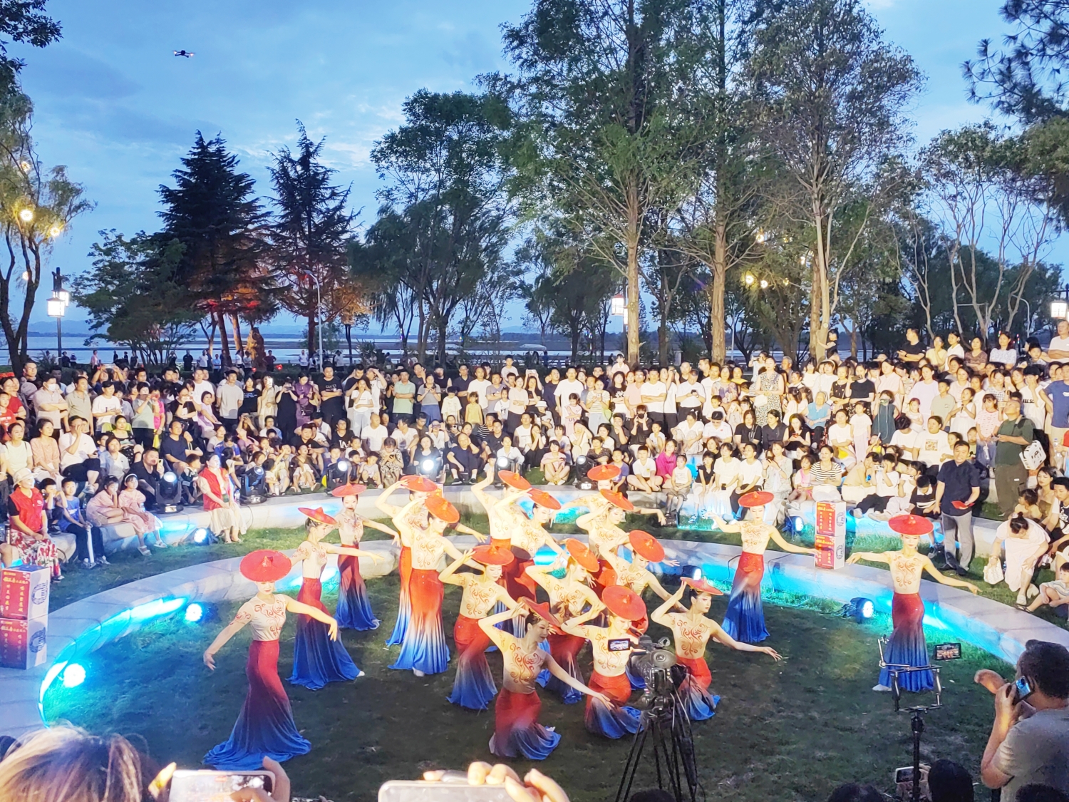 6月14日晚，白龟湖畔·草坪音乐会在市城乡一体化示范区回声广场举行，舞蹈《珊瑚颂》拉开晚会帷幕，现场气 氛热烈。 本报记者 曹晓雨 摄.jpg