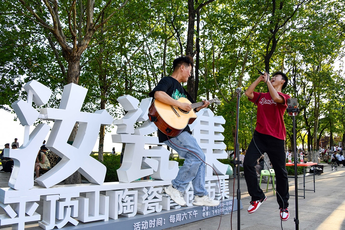 歌手为市集助兴.jpg