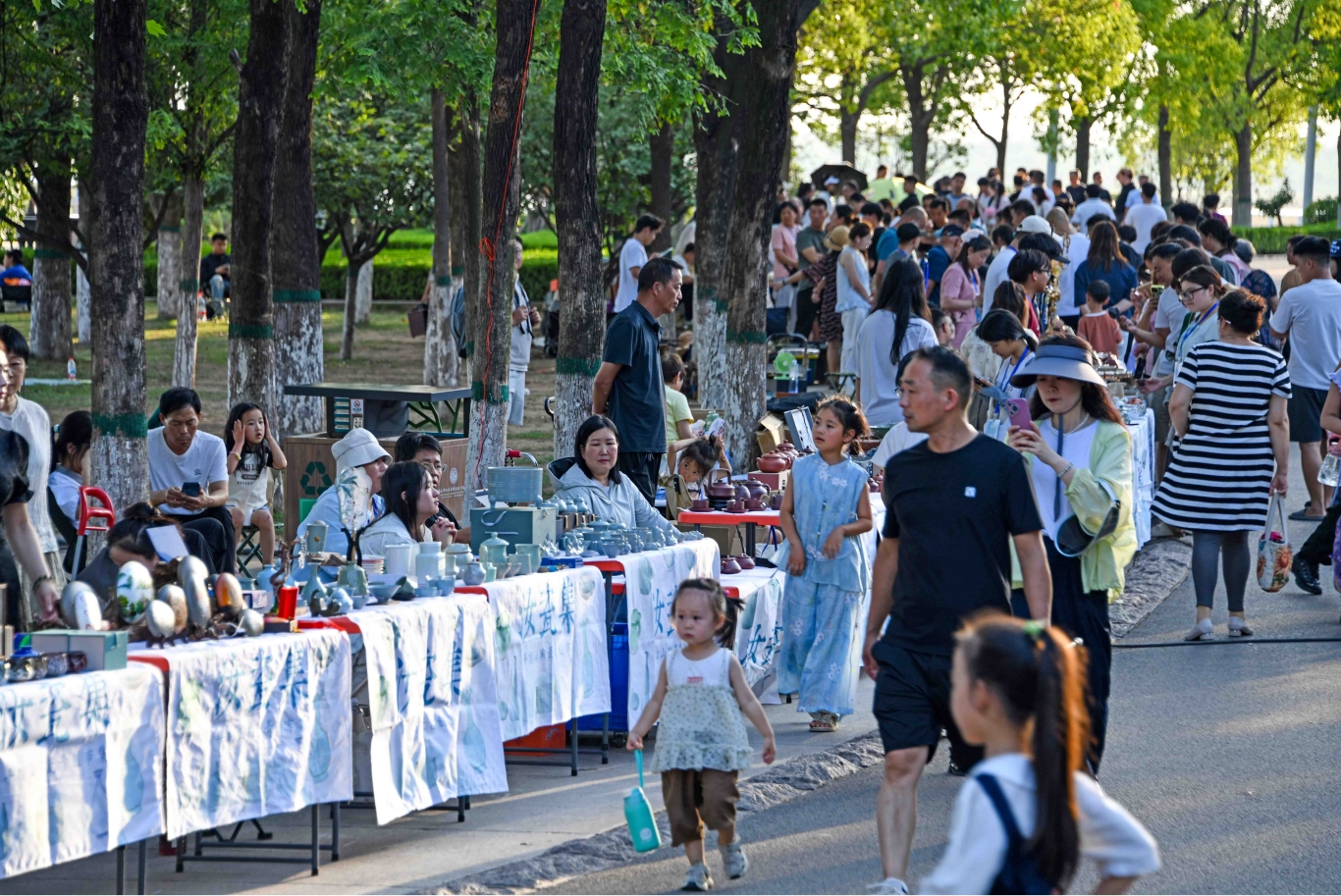 人潮汹涌逛市集.jpg
