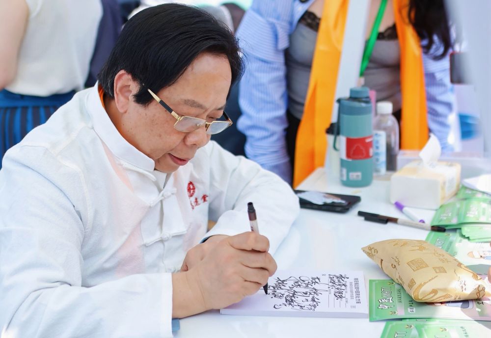   2025年4月10日，“吴氏中医针法”第五代传人吴汉卿在医圣文化园内义诊。新华社记者 吴刚 摄.jpg