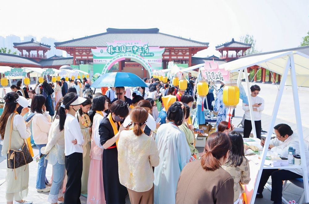   2025年4月10日，群众在南阳市医圣文化园体验中医义诊。新华社记者 吴刚 摄.jpg