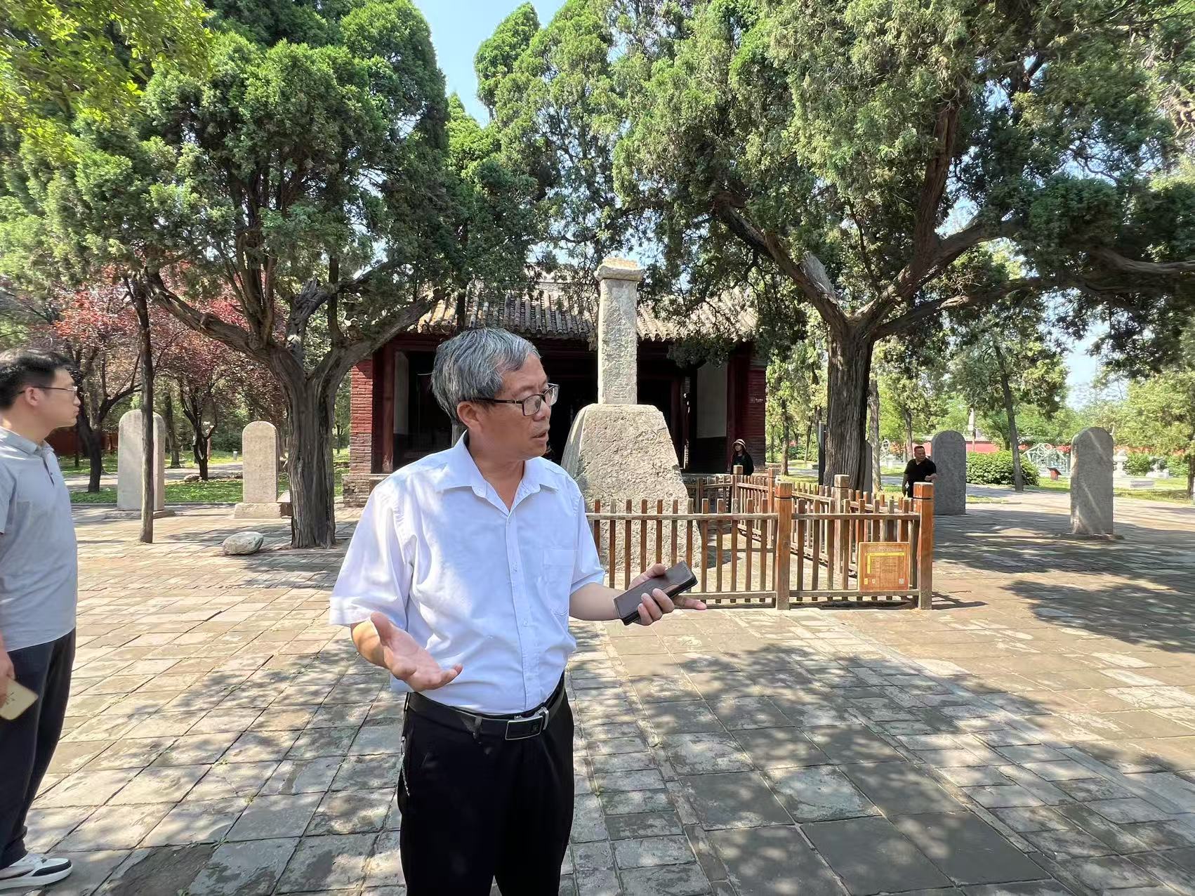 吕宏军在观星台.jpg