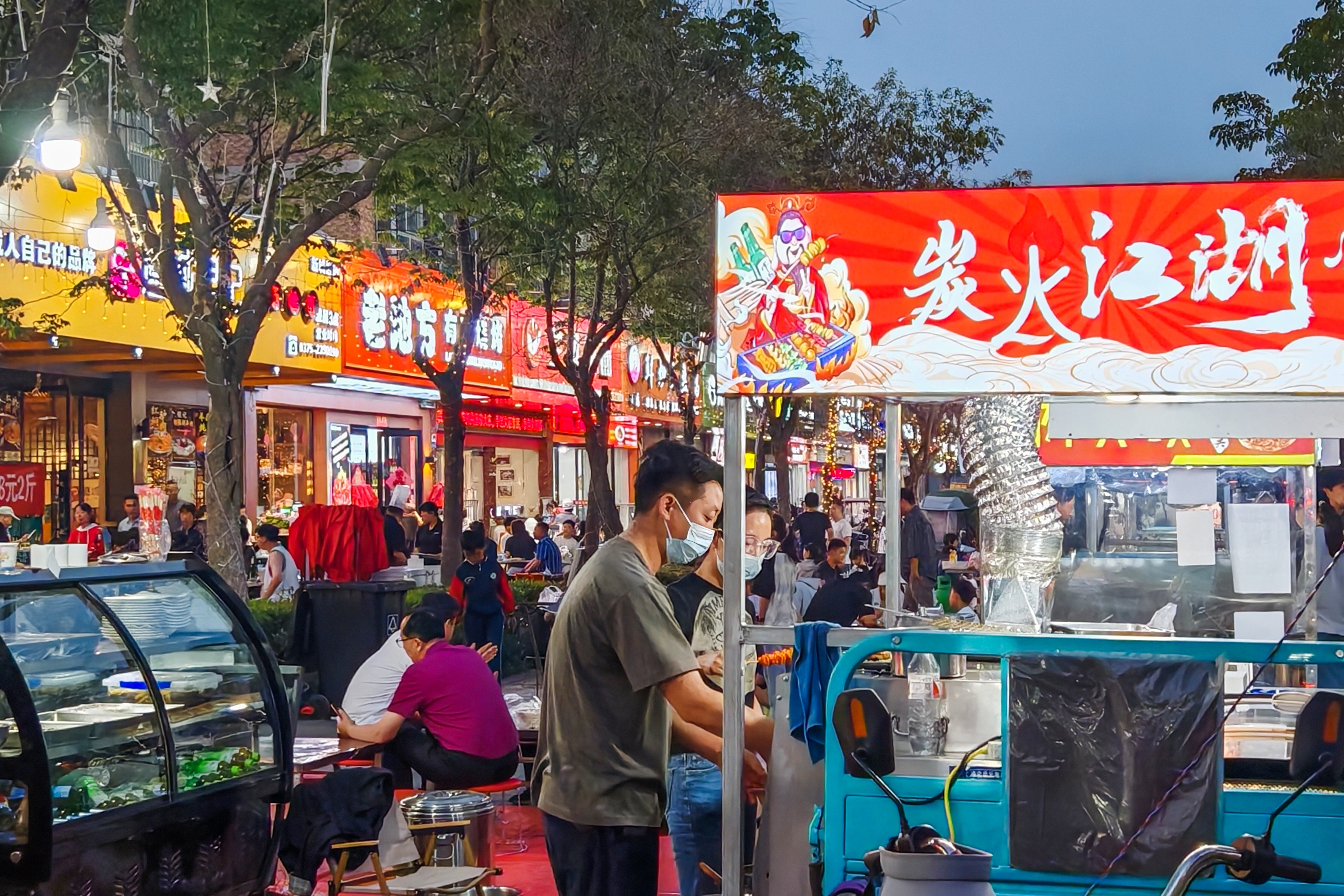 夜晚的平顶山市城乡一体化示范区翠湖路美食街灯火通明。王尧 摄.jpg