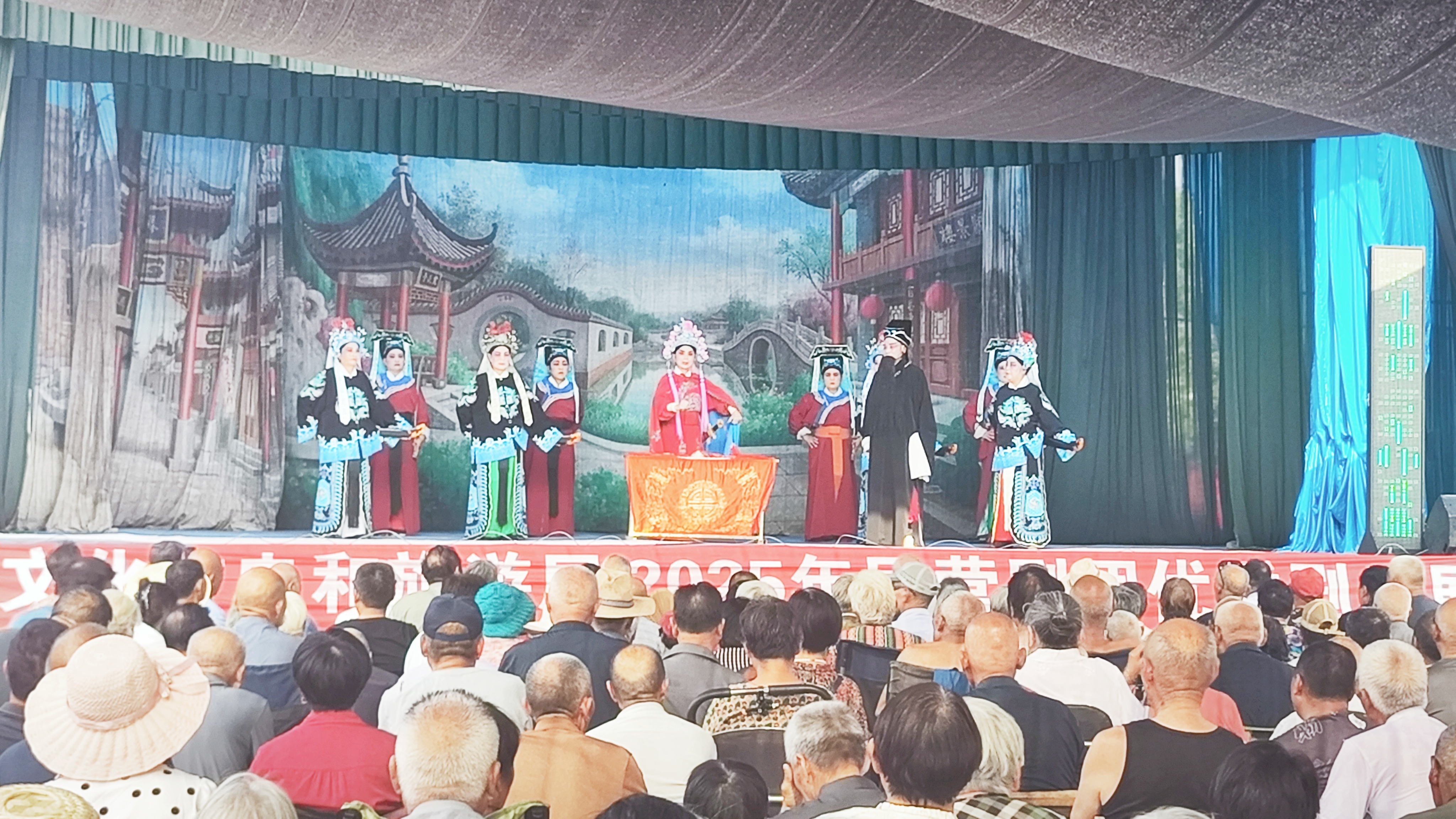 郑庄村2025年叶县民营剧团优秀剧目展演活动现场.jpg