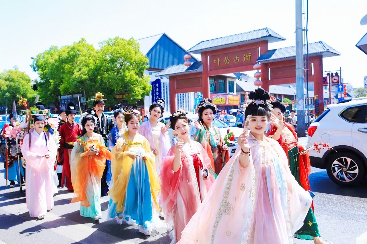 十二花神沿街巡游.jpg