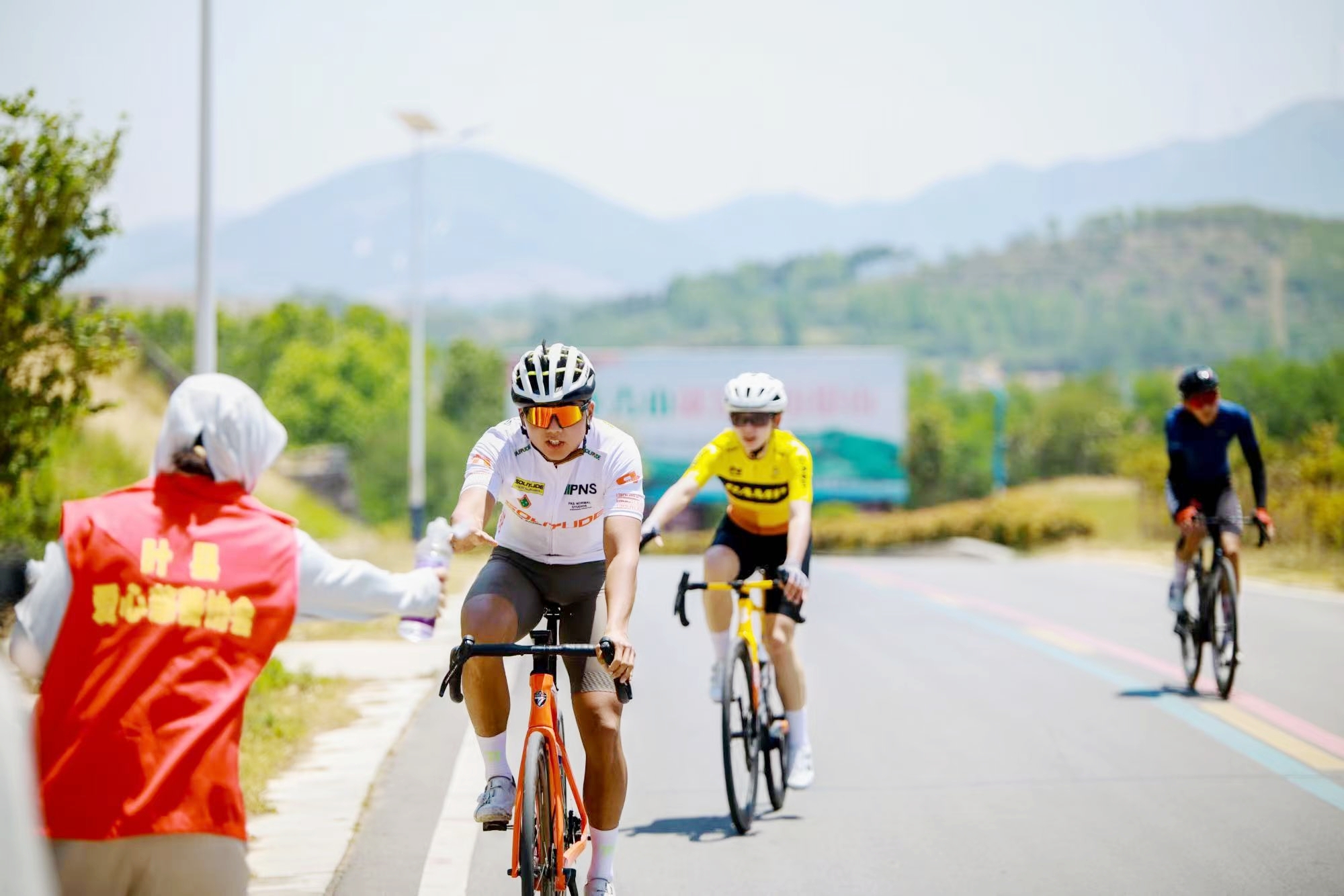 参赛选手在叶县1号公路上竞速.jpg