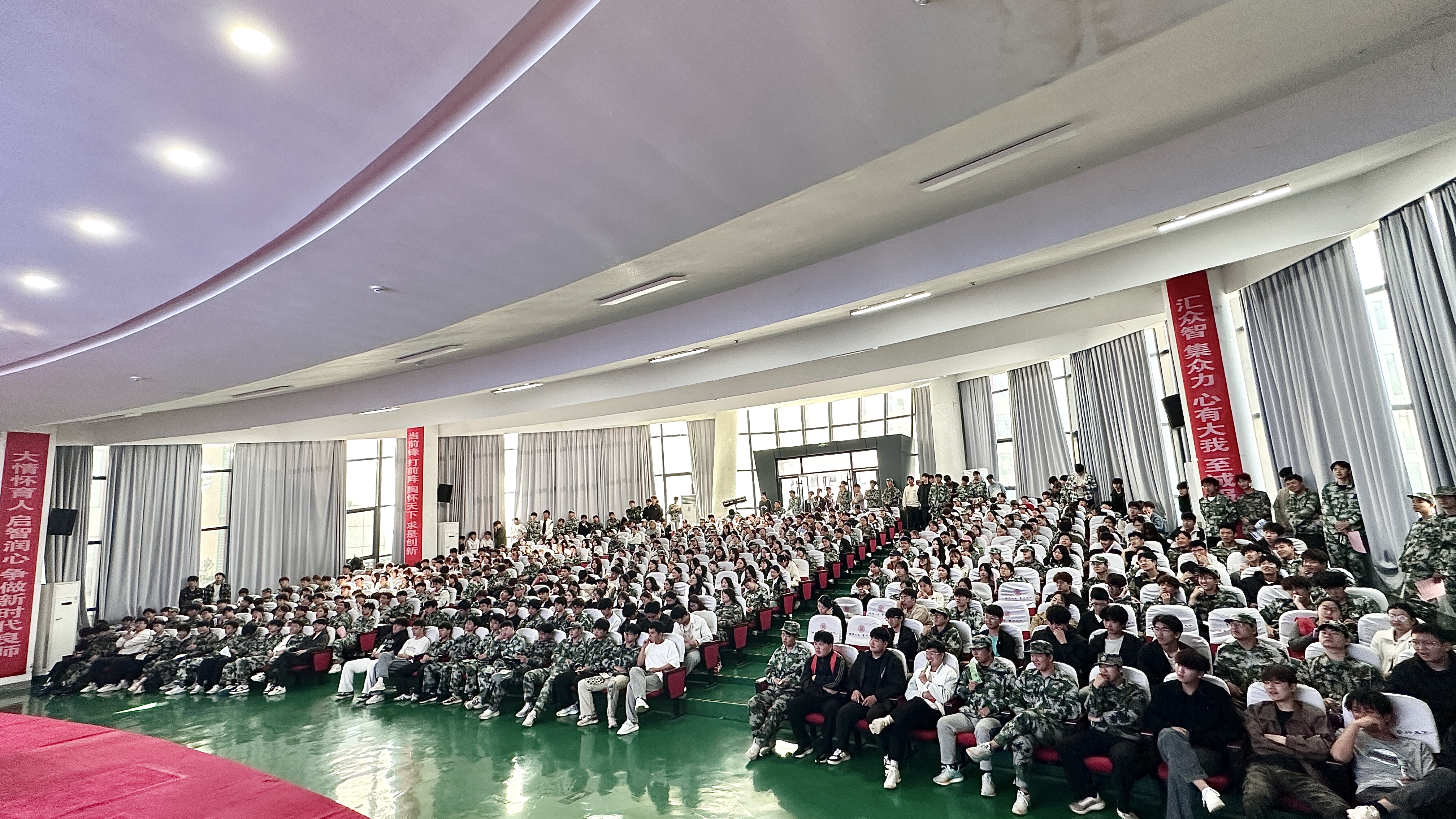 镇平县公安局反诈中心联合移动公司开展反诈进校园活动01.jpg