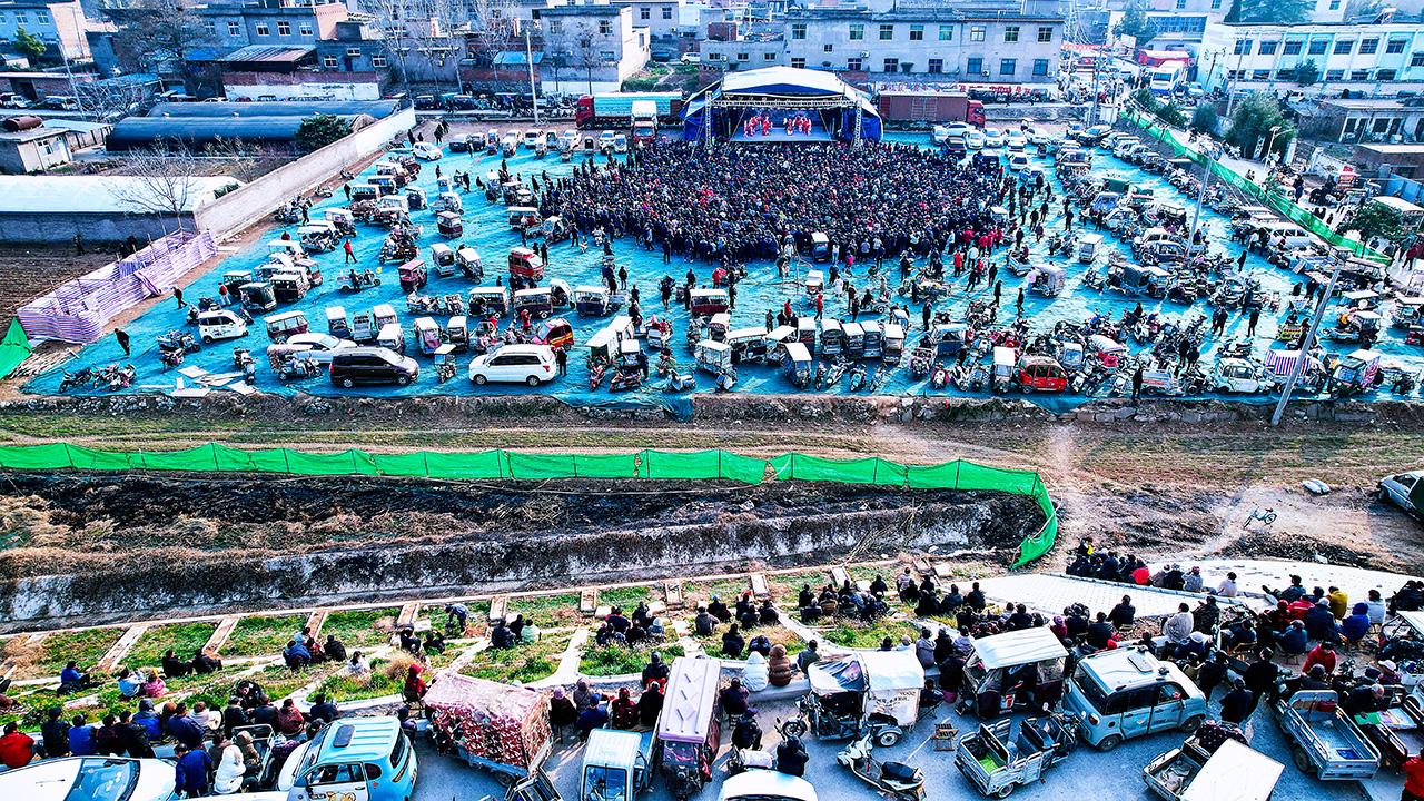 8232552134932048 12月11日,河南省劇院青年團走進洛陽市偃師區(qū)西寨村唱響豫劇。消息傳開后,十里八鄉(xiāng)的鄉(xiāng)親們聞聲而至,鄉(xiāng)野搭建的舞臺前座無虛席,周邊停滿了前來觀演的車輛,就連舞臺對面的路基上,也坐滿了興致勃勃的觀眾。魏貫通-攝.jpg