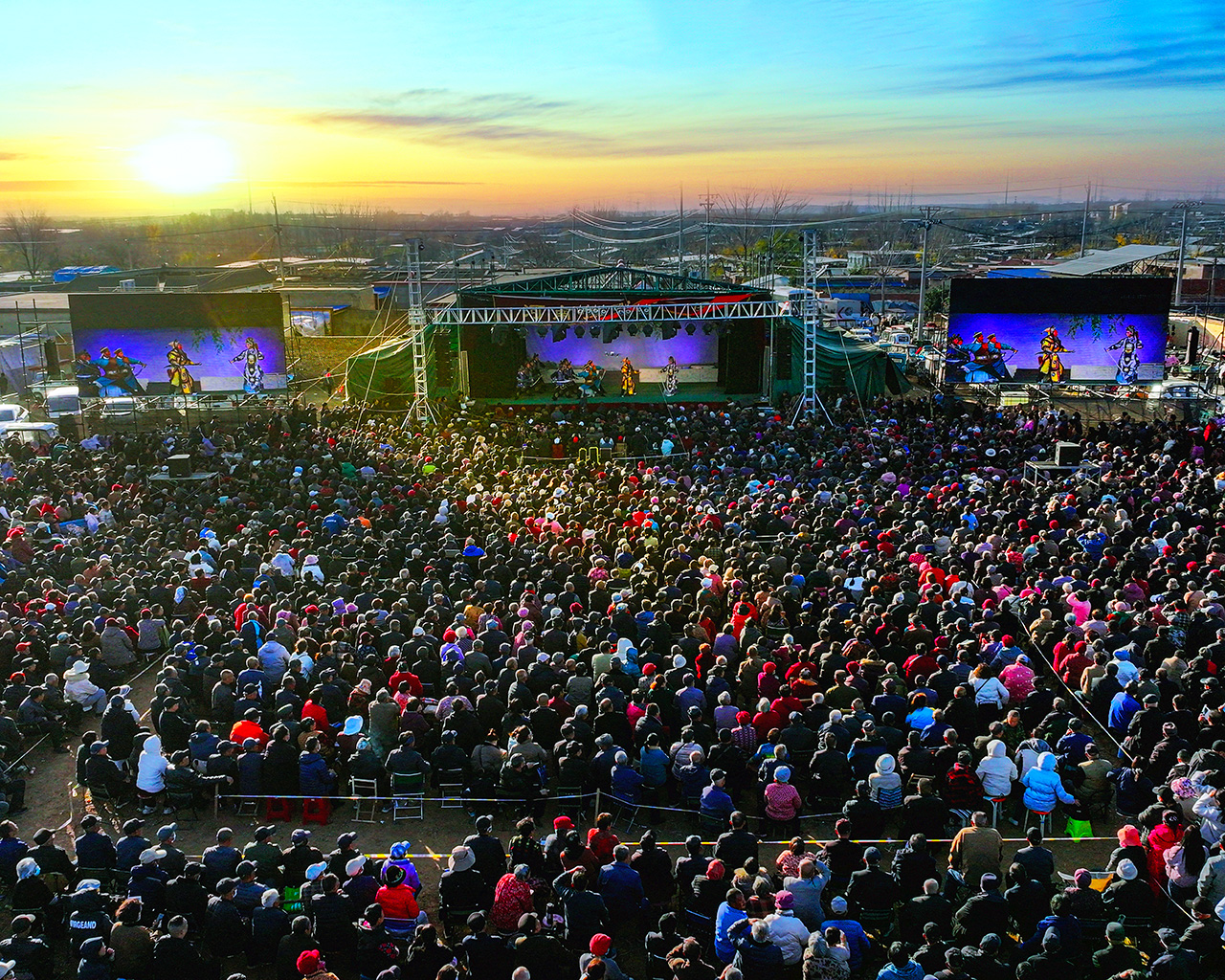 9150011320226258 11月30日,安陽市龍安區(qū)元二莊村唱大戲,方圓十里萬余人赴約觀看,夕陽映襯著舞臺,廣場上座無虛席,熱鬧祥和。王相吉-攝.jpg