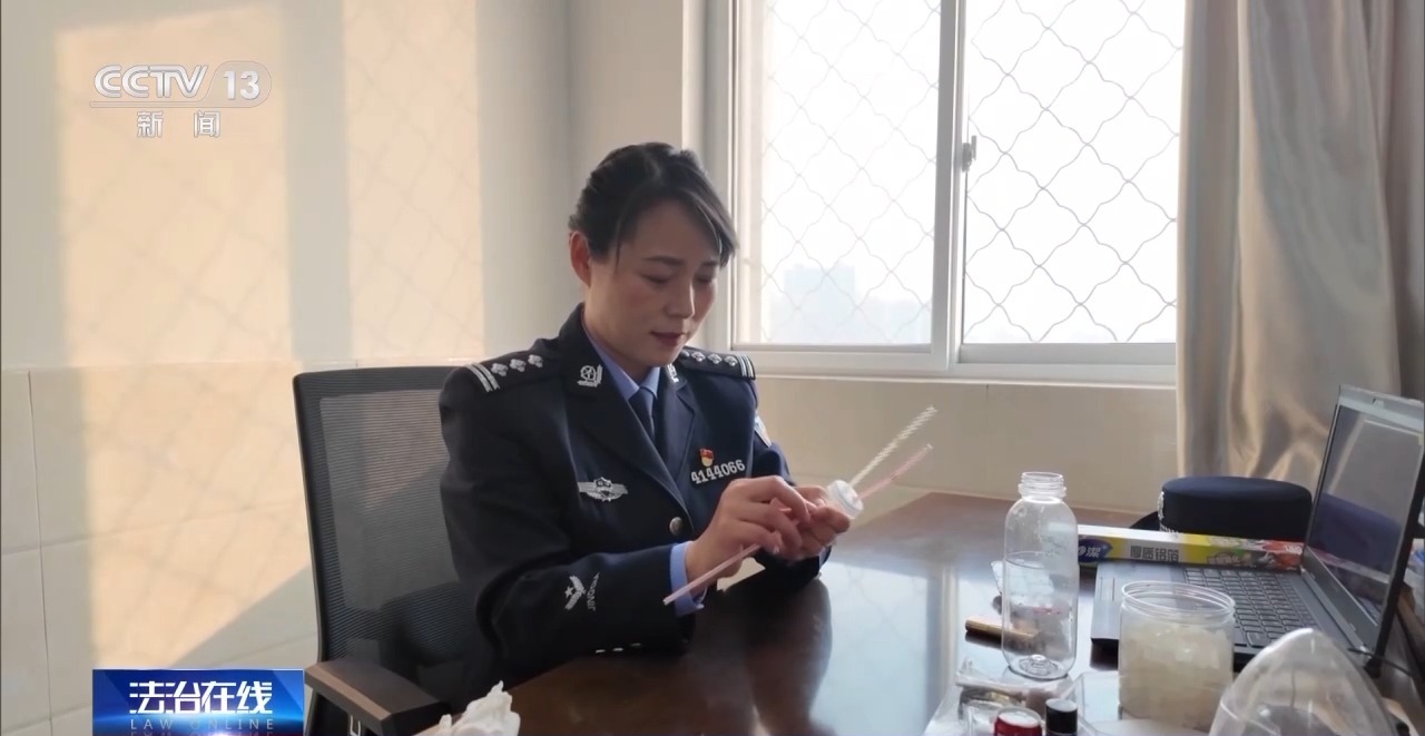 央媒观豫 | 5厘米伤口紧邻颈动脉 女警夺刀制凶：后怕但不后悔