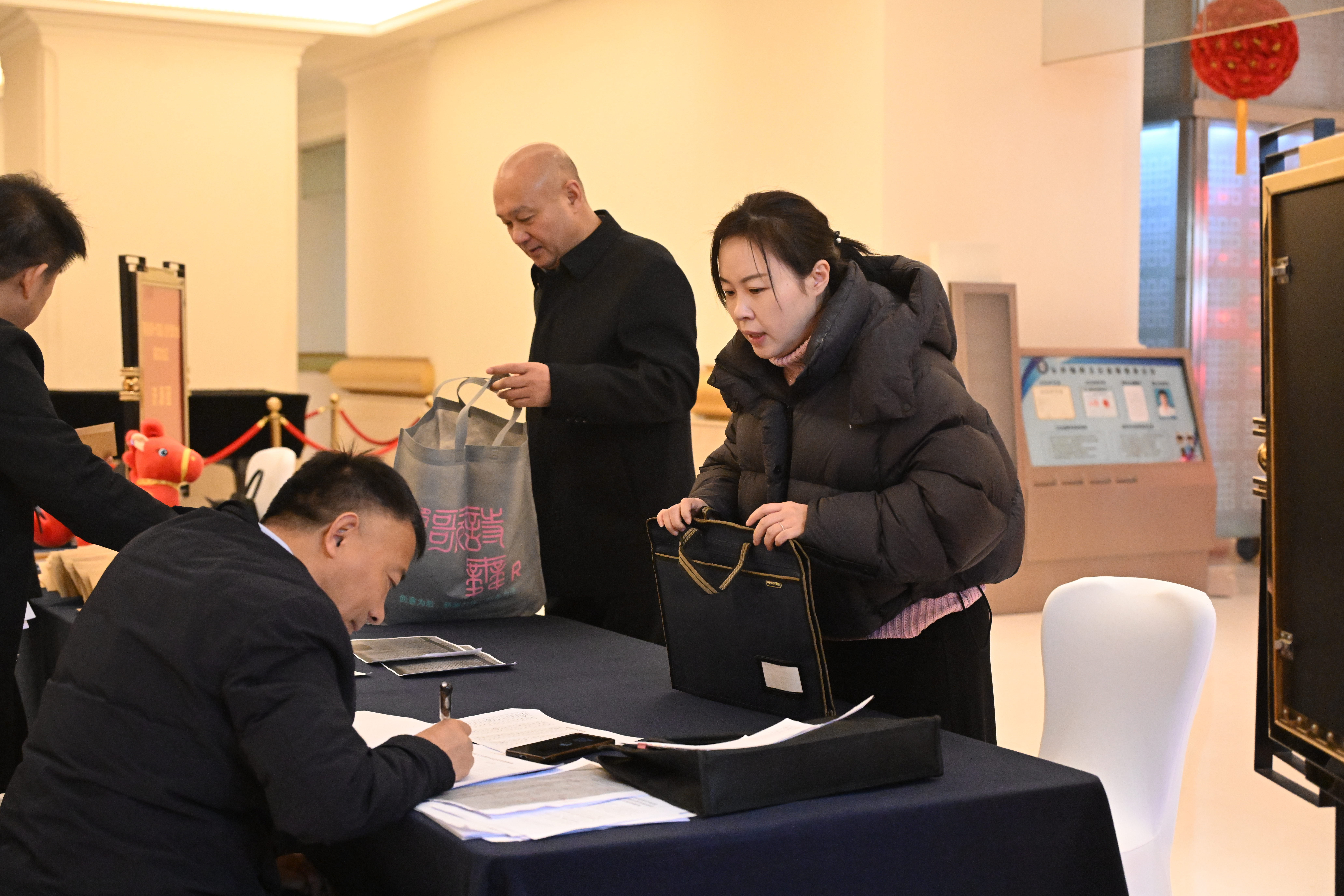 出席省十四届人大四次会议的人大代表报到