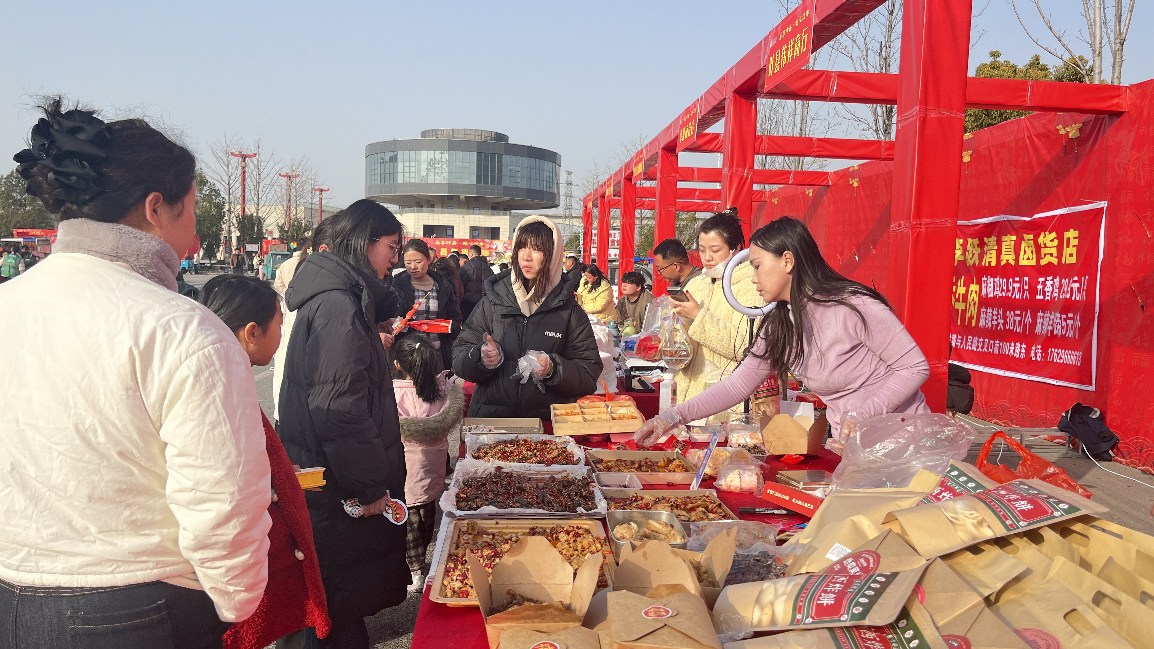 32977373562945377 年货大集现场.jpg